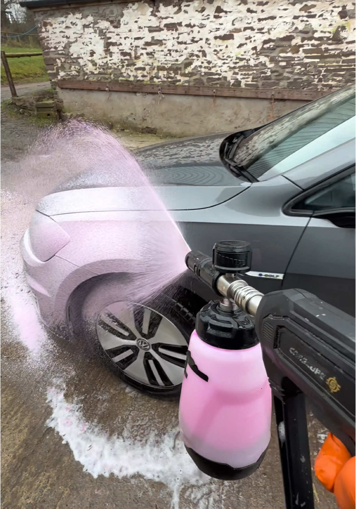 How SATISFYING is this? 💦 #satisfying #oddlysatisfying #snowfoam #detailers #detailing #cardetailing #valeting #carclean #CleanTok #clean #fyp #carproducts #vwgolf #vw #egolf #detailersoftiktok 