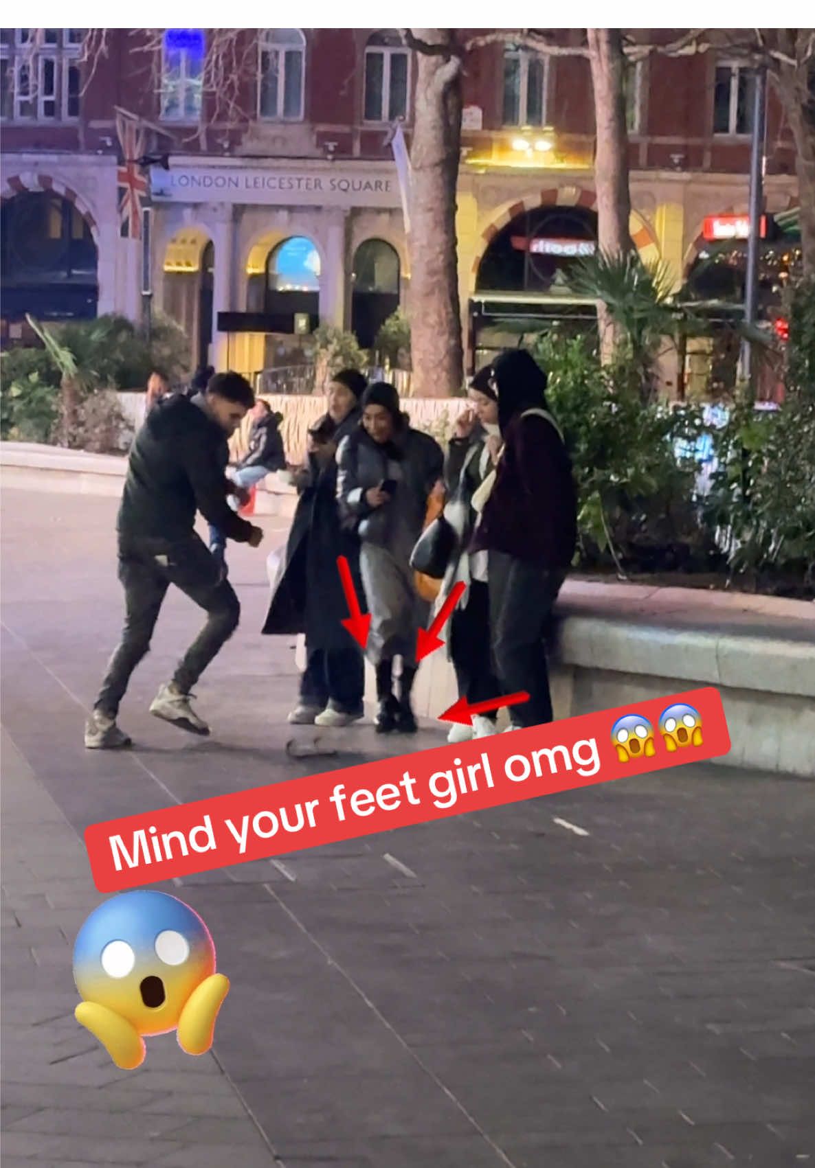 Omg pay attention girls 🤣 #funnytiktok #funnyy #pranksvideos #foryoupage❤️❤️ 
