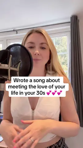 A little live version of the song I wrote about the man who changed my life 🥹 when you meet that person who is your happy place and your safe space. Co-written with the absolutely amazing song  extraordinar Brad Ellis and Ofcourse beautifully produced by Max. 