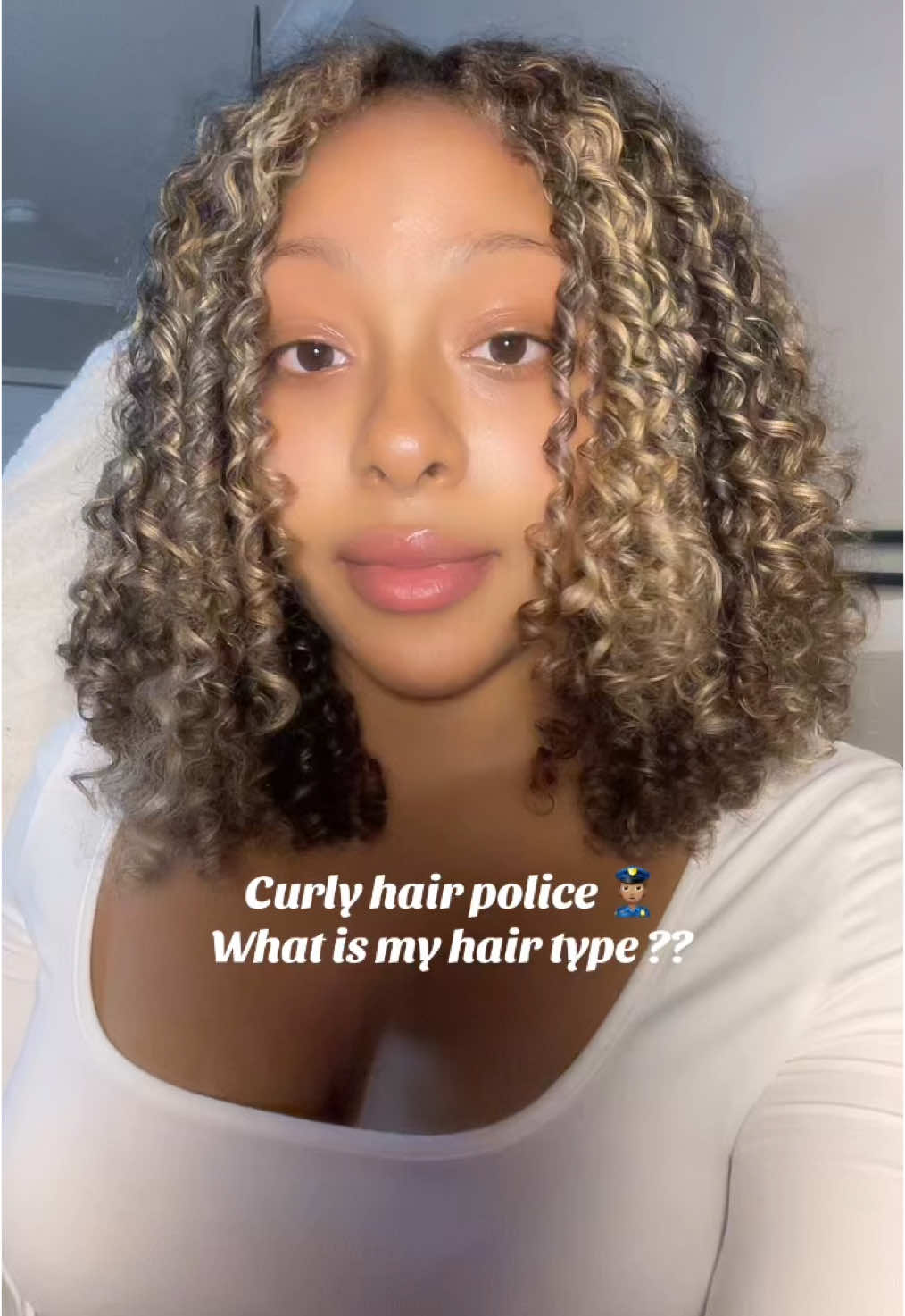 WEH DA CURLY HAIR POLICE AT👮🏽!! #creatorsearchinsights  #curlyhairtips #fypppp #letmeknow #trendinggirls #brownskingirl 