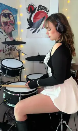 Question! - System of a Down 🖤 . Mi batería @moosedrumsmx 🤘🏻 Recuerden que tenemos 5% off con el código ROXSLINGER5 💳 . #metalhead #girldrummer #soad #systemofadown #gothgirl #drums #rockmusic #numetal 