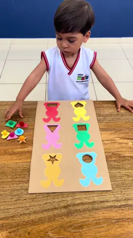 Trabalhando: ✅Formas geométricas  ✅Cores ✅Percepção visual ✅Coordenação motora  #lateralidade #destreza #atencao #education #criancastiktoks #tiktokeducation #escolainfantil #actividadesinfantiles #ludico #coordenacaomotorafina #activiesforkids #escolacriativa #professores #criancasinteligentes #percepcaovisual #professoranotiktok #criancasengracadas #paisefilhos #ensinandoemcasa 