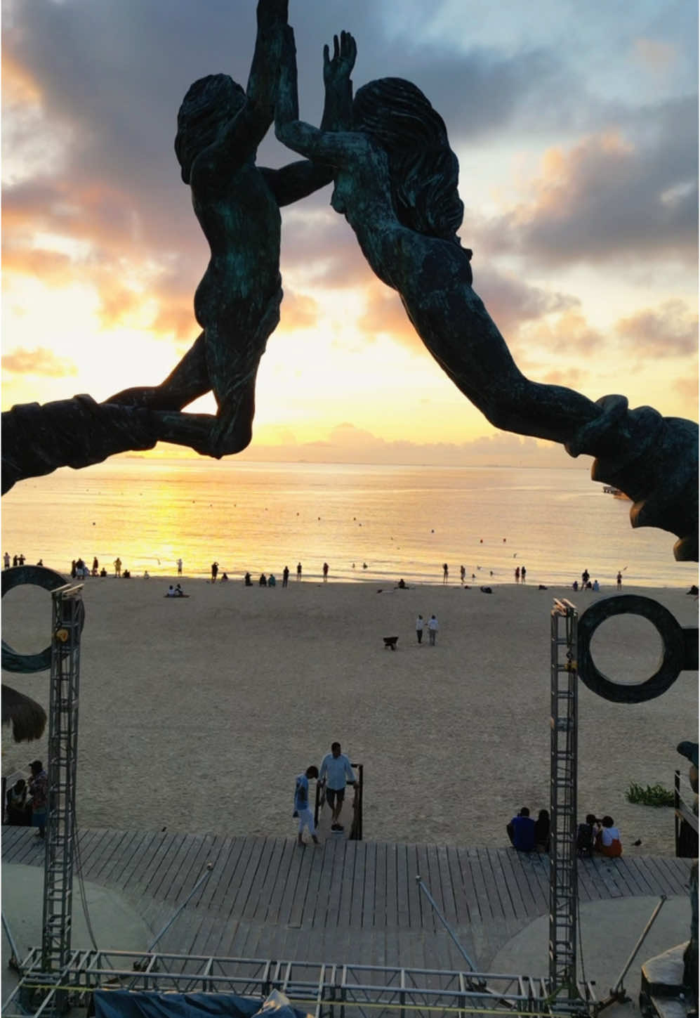 Llegas a Playa del Carmen y quieres cantar averiwuu #dji #drone #amanecer 