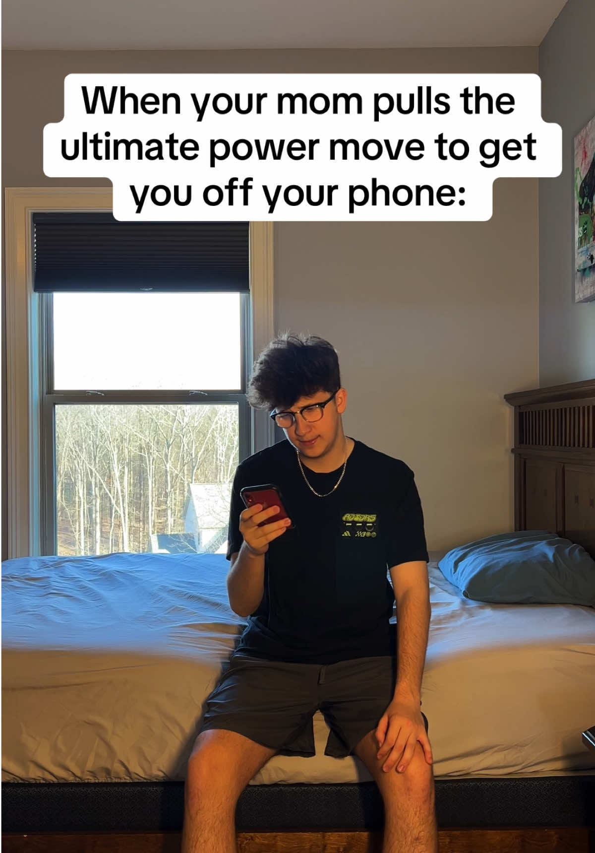 When your mom pulls the best power move to get you off your phone📱😂 #fyp #ritzceo #foryou #mom 