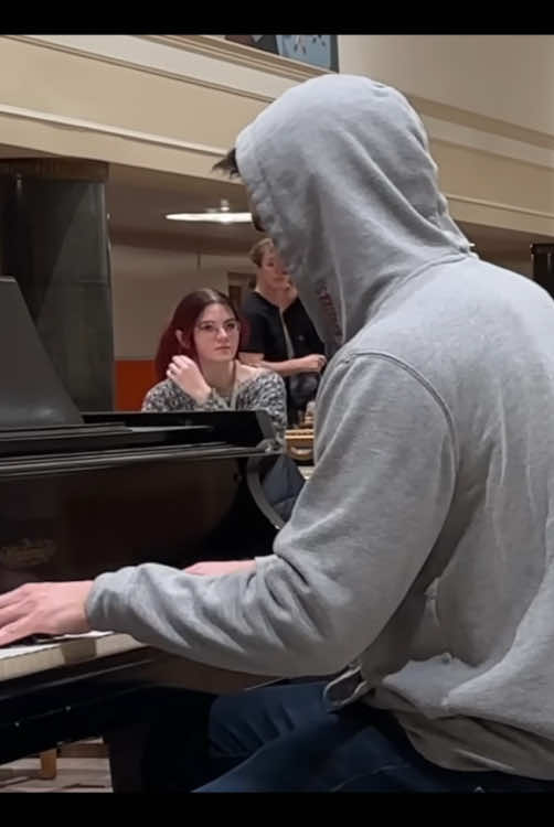 The girls were quickly attracted to him. #music #piano #pianocover #public #csnpiano 