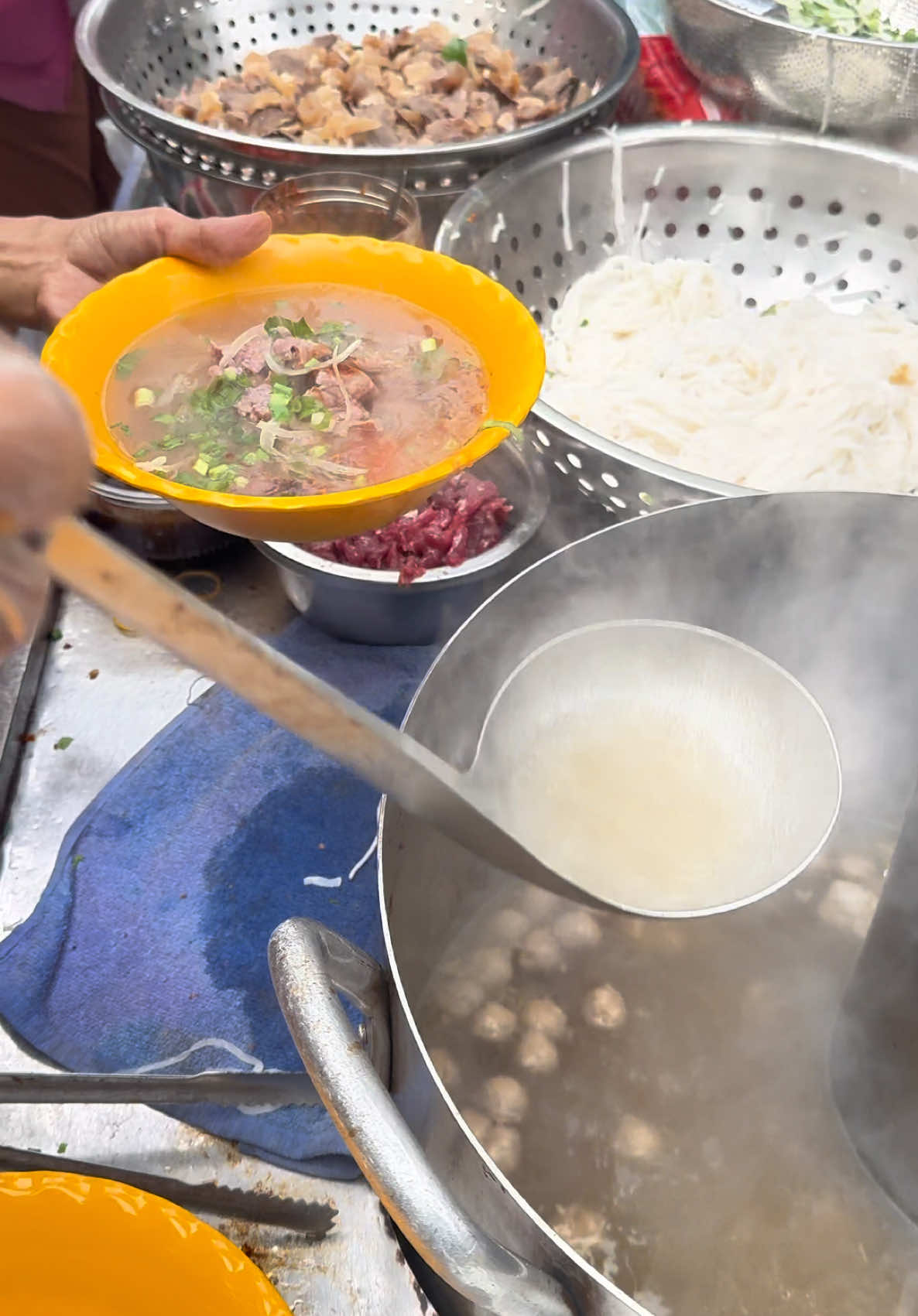 Xe phở vỉa hè giá bình dân 30k,cho khách lao động,6h-8h,thứ 4 hàng tuần,địa chỉ ngã tư Nguyễn đình chiểu và hai bà trưng,P đa cao,Q1,tô mình là  mình gói bò tái 30k 