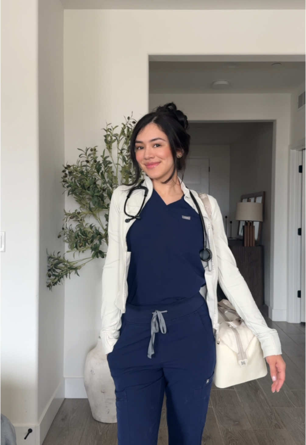 Todays nurse fit check is a classic navy blue 🫶🏼 #scrubs #scrublife #nurse #figsscrubs #registerednurse #rn #healthcare #nurses #ootdinspiration #nursingstudent #nurselife #lululemon #wearfigs 