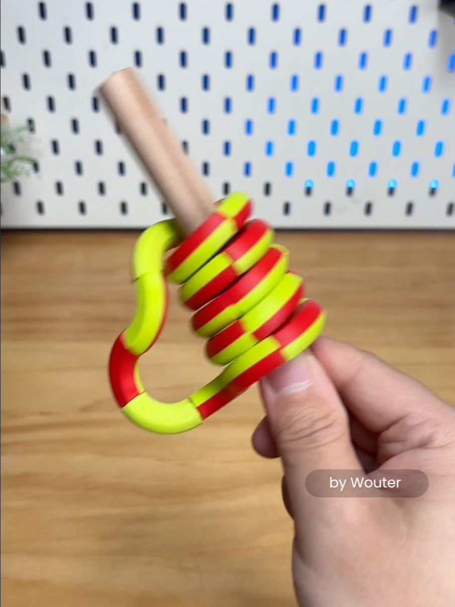 Tag a friend if you've played this before! Model: Twist & Turn Fidget - Print in Place! Designer: Wouter Model file from MakerWorld. #bambulab #3dprinting #3dprinter #toys #fidgettoys