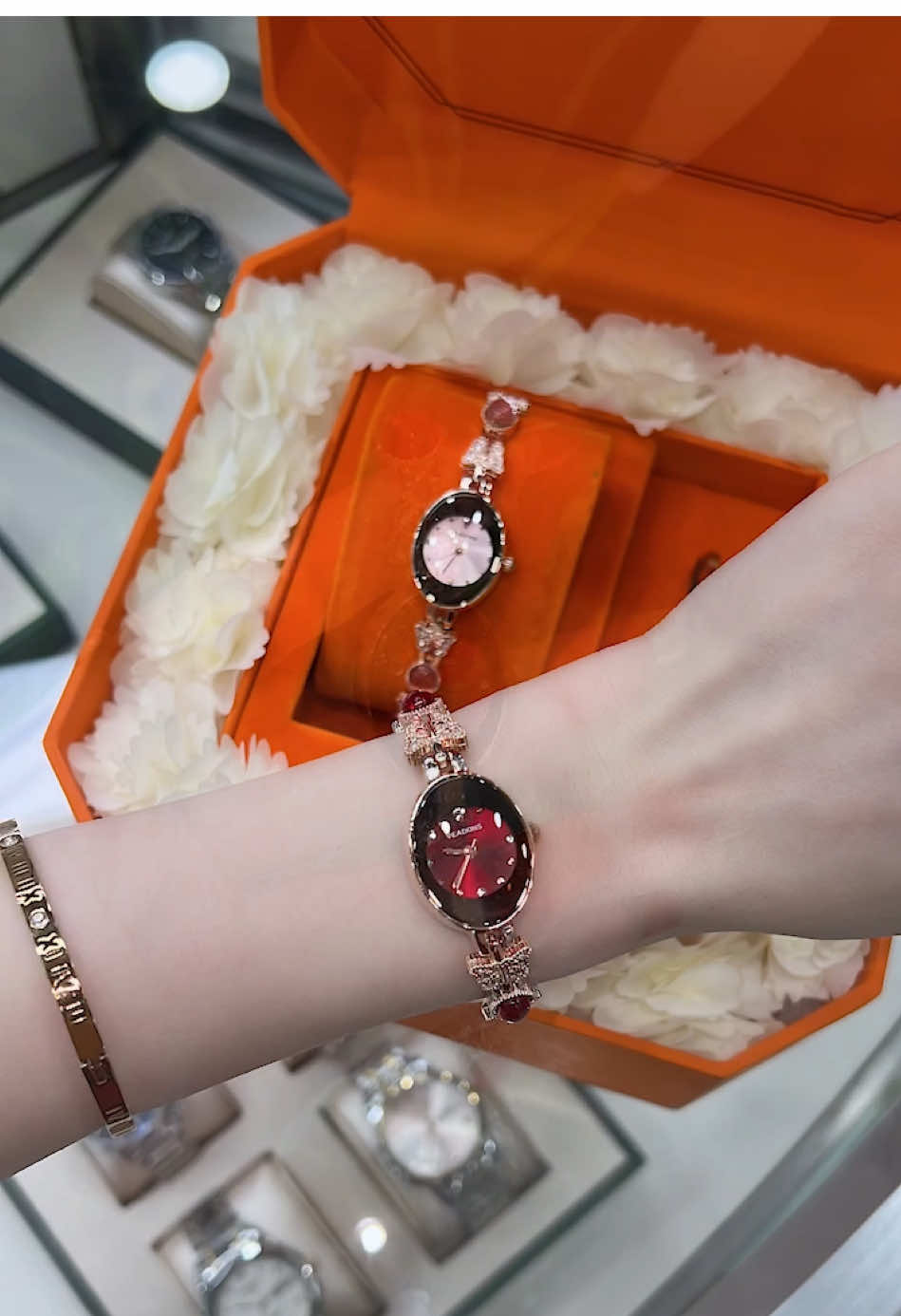 Tell her that you love her wholeheartedly. Give her this jewelry watch. It comes with exquisite packaging, making it a perfect gift for that special woman in your life.#watch #gifts #birthdaygifts #womensgifts #internationalwomensday #surprise 