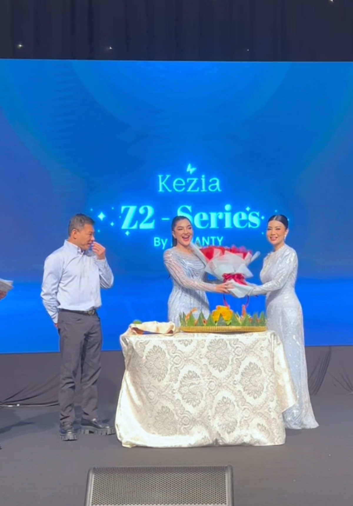 Alhamdulillah acaranya berjalan dengan lancar… terima kasih semua yang sudah datang untuk support 🙏🏻😍 Dan yang kepo banget sama Kezia Z2-Series by Ashanty pantengin live aku hari ini yaaa 🥰 #KELAZZ #Z2SERIES #KEZIABYASHANTY 