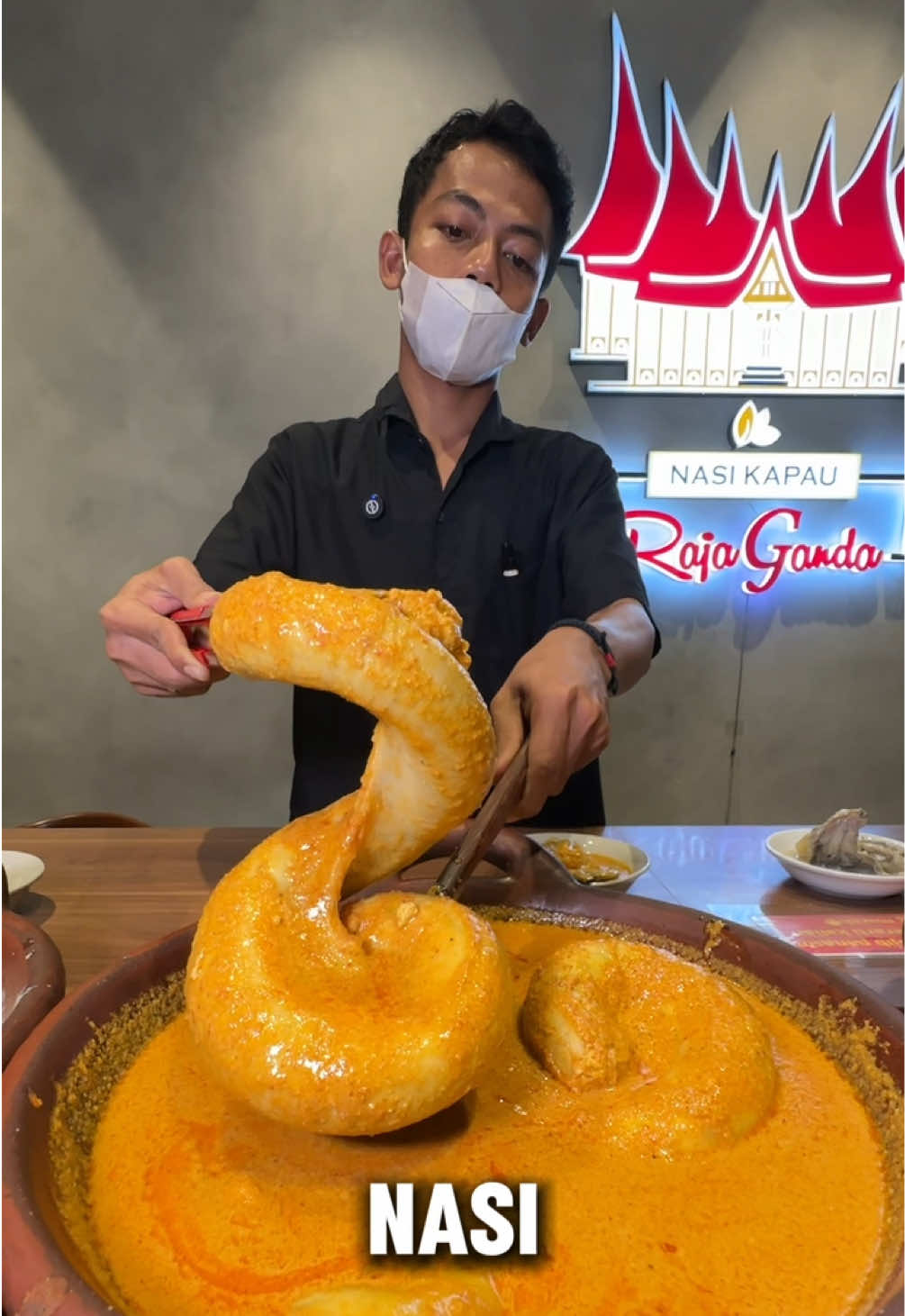 Kali ini gw ketemu hidden gem nasi kapau enak di dalam perkantoran nih!! @Raja Ganda Nasi Kapau , dengan cita rasanya yg otentik nasi kapau ini wajib banget kalian coba sih... Lokasinya di dalam perkantoran Citra Towers Lantai LG ya guys!! 😍😍 #anakkuliner