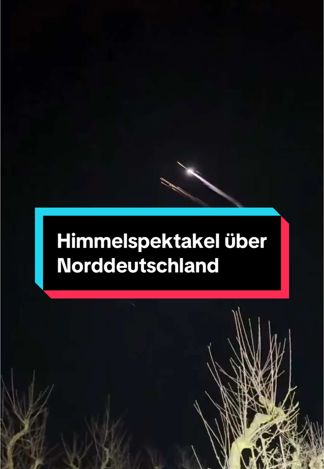 Habt ihr das am frühen Morgen über dem norddeutschen Himmel auch gesehen? 😳 Unzählige Videos haben uns aus dem ganzen Norden erreicht, wie gegen 5h etwas in der Atmosphäre verglüht ist. ☄️ Was es war, finden wir für euch raus. Was denkt ihr, kam da runter? Sternschnuppe? Satellit? UFO? 🛸 📸 @hendrik_hauschild —— Update: Inzwischen ist klar, was es war. Teile einer amerikanischen Trägerrakete wurde kontrolliert zum Absturz gebracht und ist direkt über unseren Köpfen in der Erdatmosphäre vollständig verglüht. Runter kam nix und verletzt wurde auch niemand. Schön sah es auf jeden Fall aus! 😊 —- #komet #ufo #ufosighting #ufology #sternschnuppen #sternschnuppe #astronomy #astronomie #satellite #satellit #sternenhimmel #nachthimmel #norddeutschland