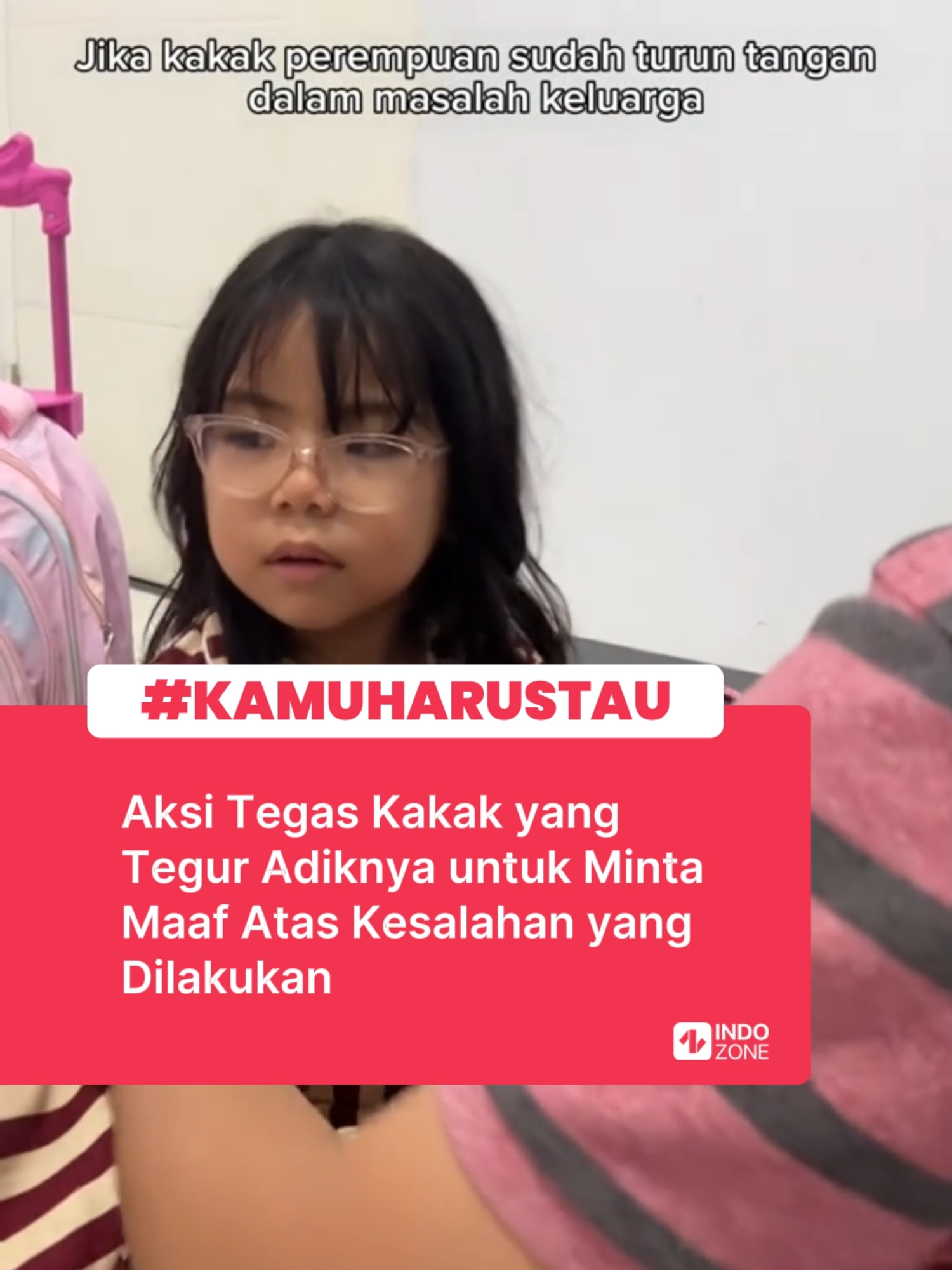 Dalam video tersebut, seorang anak kecil terekam sedang berusaha menasihati adiknya setelah memukul ayahnya. Awalnya, sang ibu sudah mencoba menegur si adik dan menjelaskan bahwa perilaku tersebut tidak boleh dilakukan. Namun, adik tersebut tetap bersikeras dan tidak mau mendengarkan. Melihat hal itu, sang ibu pun memberi tahu kakaknya tentang kejadian tersebut. Meski masih kecil, sang kakak dengan ekspresi marah yang lucu langsung turun tangan untuk menegur adiknya. Ia dengan tegas meminta adiknya untuk minta maaf kepada ayahnya, bahkan memberi contoh bagaimana cara meminta maaf yang baik. Sikapnya ini menunjukkan bahwa seorang kakak memiliki peran penting dalam memberi contoh yang baik bagi adiknya.  Video: TikTok/icindanjoy1 [baca berita dan informasi menarik lainnya hanya di www.indozone.id]