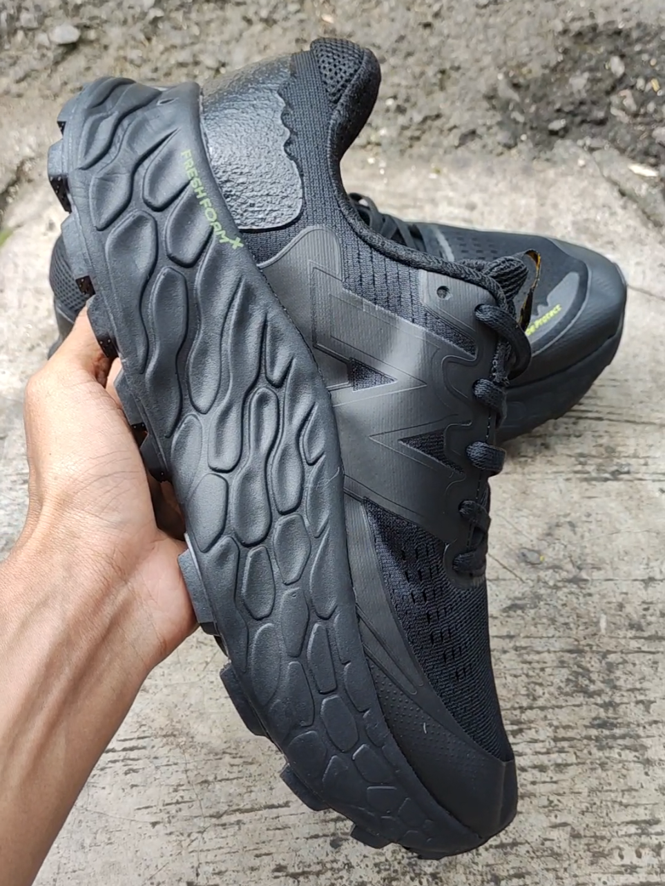 SEPATU GUNUNG HIKING FRESH FOAM X MORE TRAIL V3