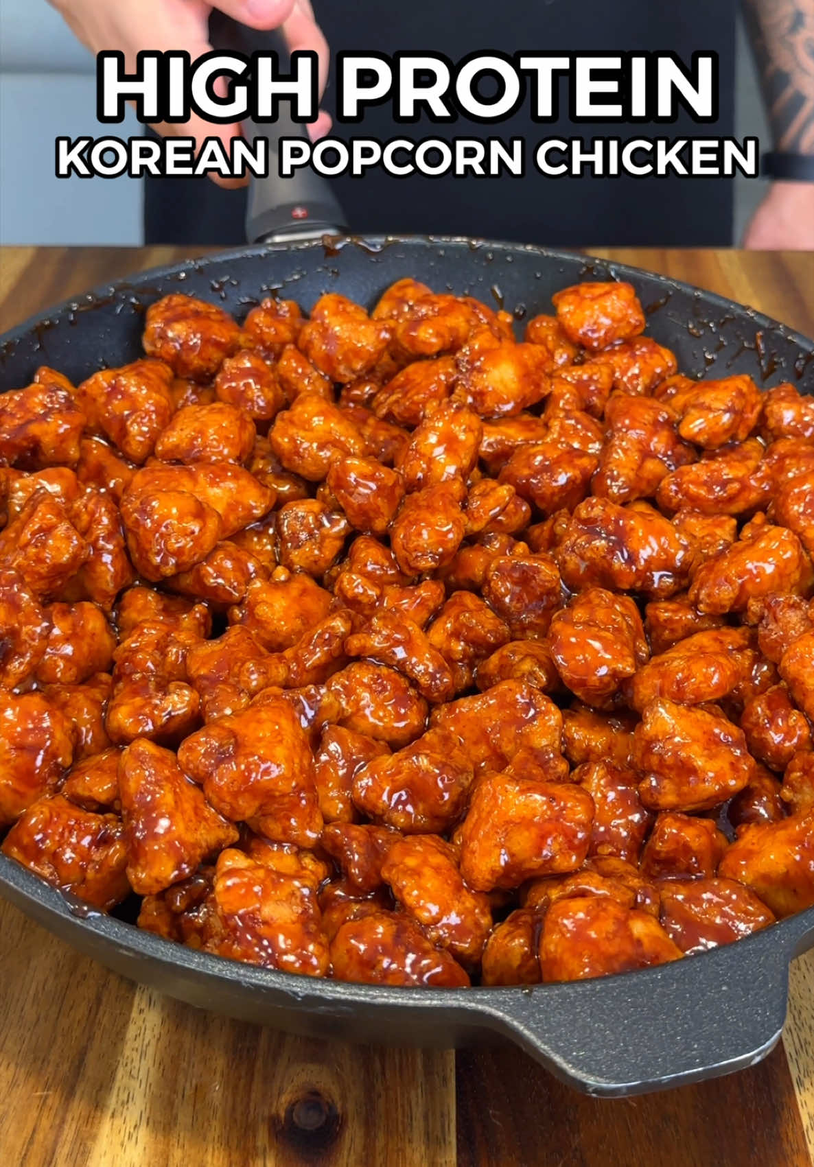 High Protein Korean Popcorn Chicken🍗🔥 Easy & Healthy Meal Prep 💪🏼 (Macros: Per Serving - 4 Total / Chicken & Rice) 531 Calories 69.5gC | 5.5gF | 47gP (Macros: Per Serving - 4 Total / Chicken Only) 339 Calories 28gC | 2.5gF | 44gP Ingredients:  720g Skinless & Boneless Diced Chicken Breast (raw weight)  1/2 Tsp White Pepper, 1/2 Tsp Black Pepper, 1 Tsp Garlic Powder, 1 Tsp Onion Powder 10g Minced Garlic 10g Minced Ginger 50ml Soy Sauce (Kikkomans Low Sodium Soy Sauce) 1 Egg 165g Potato Starch (Tung Chung Potato Starch - not all of this gets used, approximately 50g sticks to the chicken in total) 640g Cooked White Rice (160g cooked rice per serving, approximately 220g uncooked) Black & White Sesame Seeds Chopped Spring Onion Korean Sauce: 100ml Soy Sauce (Kikkomans Low Sodium Soy Sauce) 100ml Water 2 - 3 Tsp Gochujang Paste / Chilli Paste 20g Natural Sweetener (Natvia Natural Brown Sweetener) 10g Minced Garlic 5g Minced Ginger 50g Honey 1 Tsp White Vinegar 1 Tsp Cornstarch/Cornflour Mixed With Water If you like recipes like these don’t forget to check out my digital cook books! 📖 Includes over 200 of my easy & delicious recipes 👨🏻‍🍳 #friedchicken #koreanfriedchicken #chickenrecipe #koreanfood #Foodie #highprotein #lowcalorie #EasyRecipes #Fitness #weightloss #fatloss #healthyrecipes #mealprep #highproteinmeals 