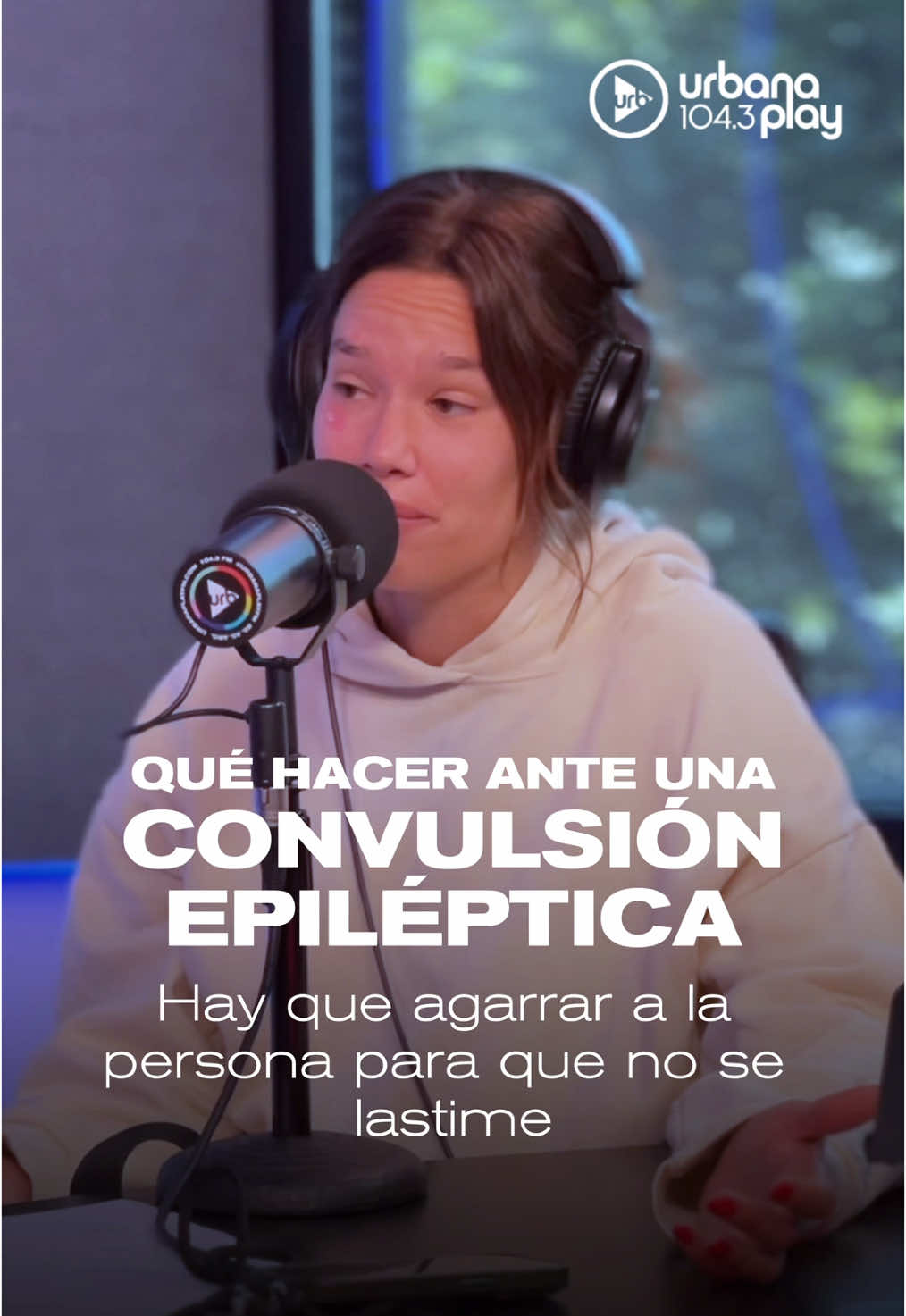 Manu Viale comparte recomendaciones sobre cómo asistir a alguien que está atravesando una convulsión epiléptica.  @Manu Viale #epilepsia #convulsion #manuviale #perrosdelacalle #urbanaplay 