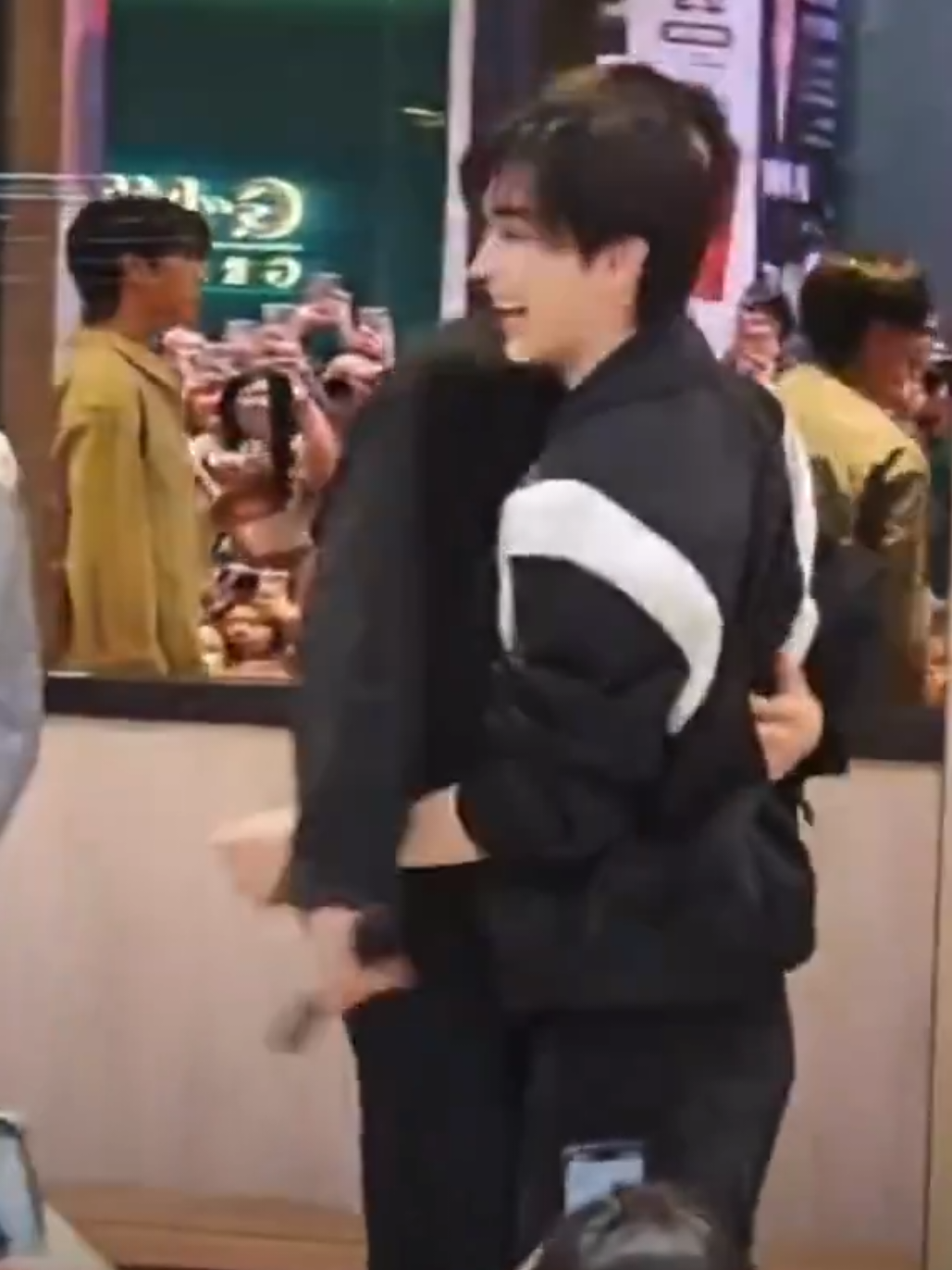 everyone  likes  to tease  them 🤭🥰 #perthsanta #santapongsapak #santapp #perthppe #kdppe #perthtanapon #fyp #fypシ 