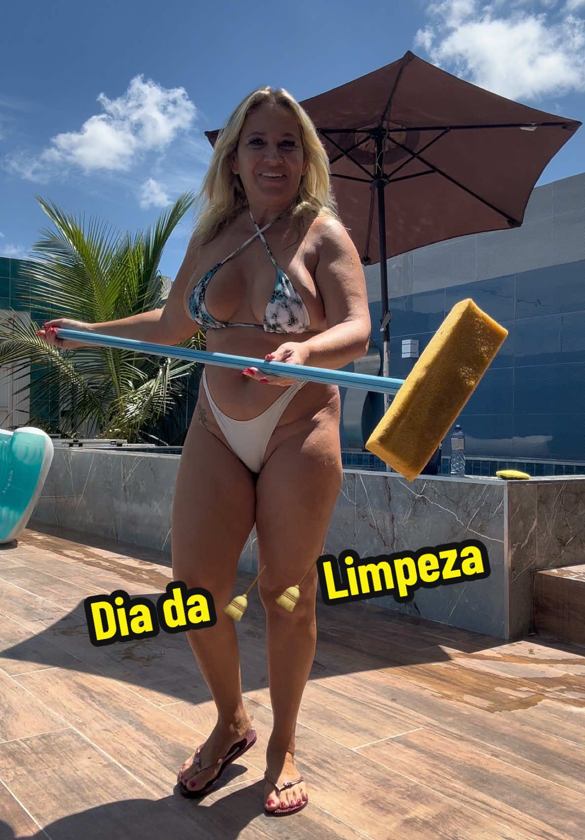 Dia da faxina 🧹🧹em casa 🏠 limpando minha piscina muita poeira terra vermelha 