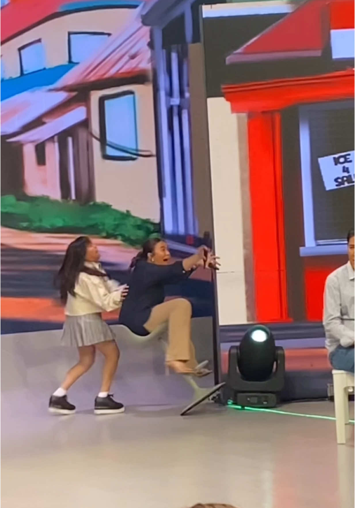 Buti nalang na-check agad ni bossing yung upuan… Okay naman daw sya, dabarkads 🤦🏻‍♀️🤪😅 