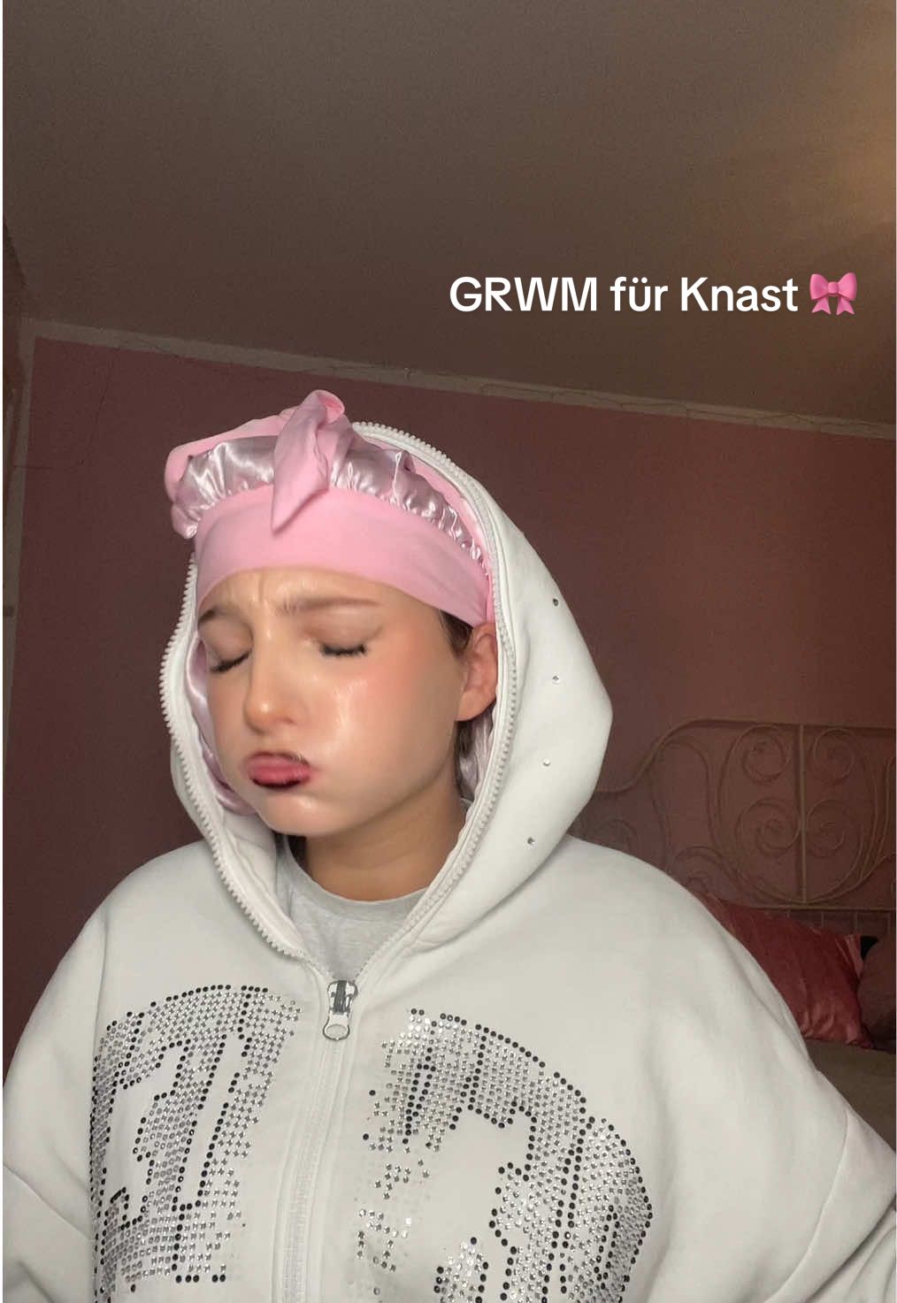 Vielleicht, aber auch nur GANZ vielleicht, habe ich vergessen meine Geschwindigkeit auf normal zu stellen. Aber es ist egal, die konzentrationsspanne von uns ist eh nicht mehr die beste 🥰 #schulgrwm #grwm #makeup #grwmfürknast #knast #schminke #skincare #dieselaurada #deutschesschulsystem #getreadywithme #lipstain #bonnet #zahnspange #konzentration #girly #girl #charlottetilburymakeup #glowrecipe 