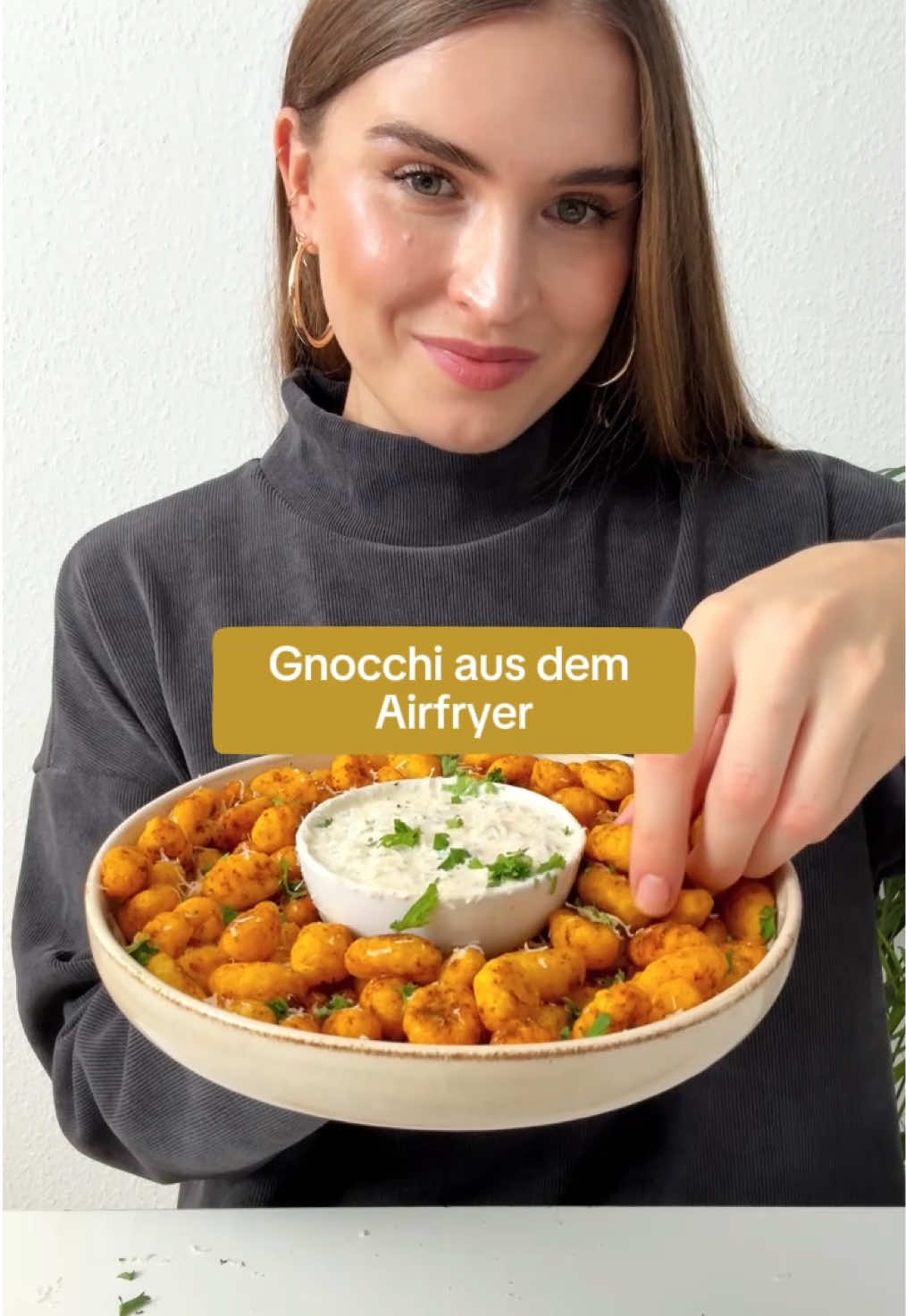 Team Airfryer Gnocchi oder Team gekochte Gnocchi?👀 @Liliya  Für die Gnocchi: 500 g Gnocchi Olivenöl geriebener Parmesankäse 1 TL italienische Kräuter 1 TL Chili Mix Salz und Pfeffer nach Geschmack Für die Knoblauchsauce: 200g griechischer Joghurt 1 TL Ahornsirup 2 Knoblauchzehen frische Petersilie (gehackt) Salz und Pfeffer nach Geschmack Zubereitung: Die Gnocchi und alle weiteren Zutaten dafür in die Heißluftfritteuse geben und bei 200 Grad knusprig backen. Währenddessen alle Zutaten für die Sauce in eine Schüssel geben und gut verrühren. Die Gnocchi mit der Sauce und noch etwas Parmesan servieren.