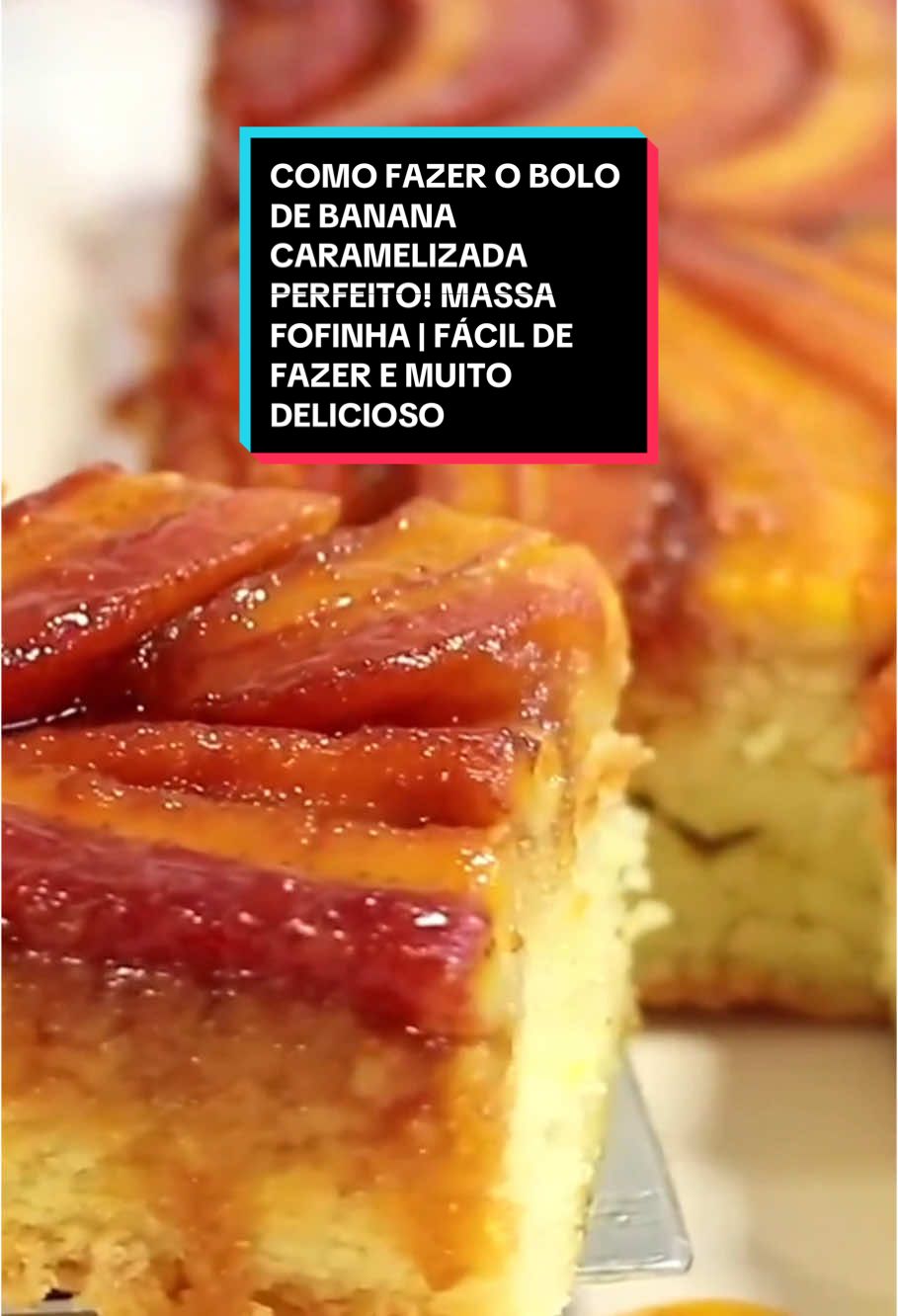 COMO FAZER O BOLO DE BANANA CARAMELIZADA PERFEITO! MASSA FOFINHA | FÁCIL DE FAZER E MUITO DELICIOSO Ingredientes: Calda -2 xícaras de chá de açúcar (360 gr) -1 xícara de chá de água (240 ml) Massa  -10 bananas (nanicas e maduras) -4 ovos inteiros -1 xícara e 1/2 de chá de açúcar (270 gr) -1 pitadinha de sal -3 xícaras de chá de farinha de trigo (420 gr) -1 xícara de chá de leite (240 ml) -1 xícara de chá de óleo (240 ml) -1 colher de sopa de fermento químico (15 gr) As xícaras do vídeo são de 240 ml cada Medidas da forma do vídeo: -27 cm de comprimento  -18 cm de largura  -05 cm de profundidade #receitasdacris #bolo #banana #food #cakedecorating 