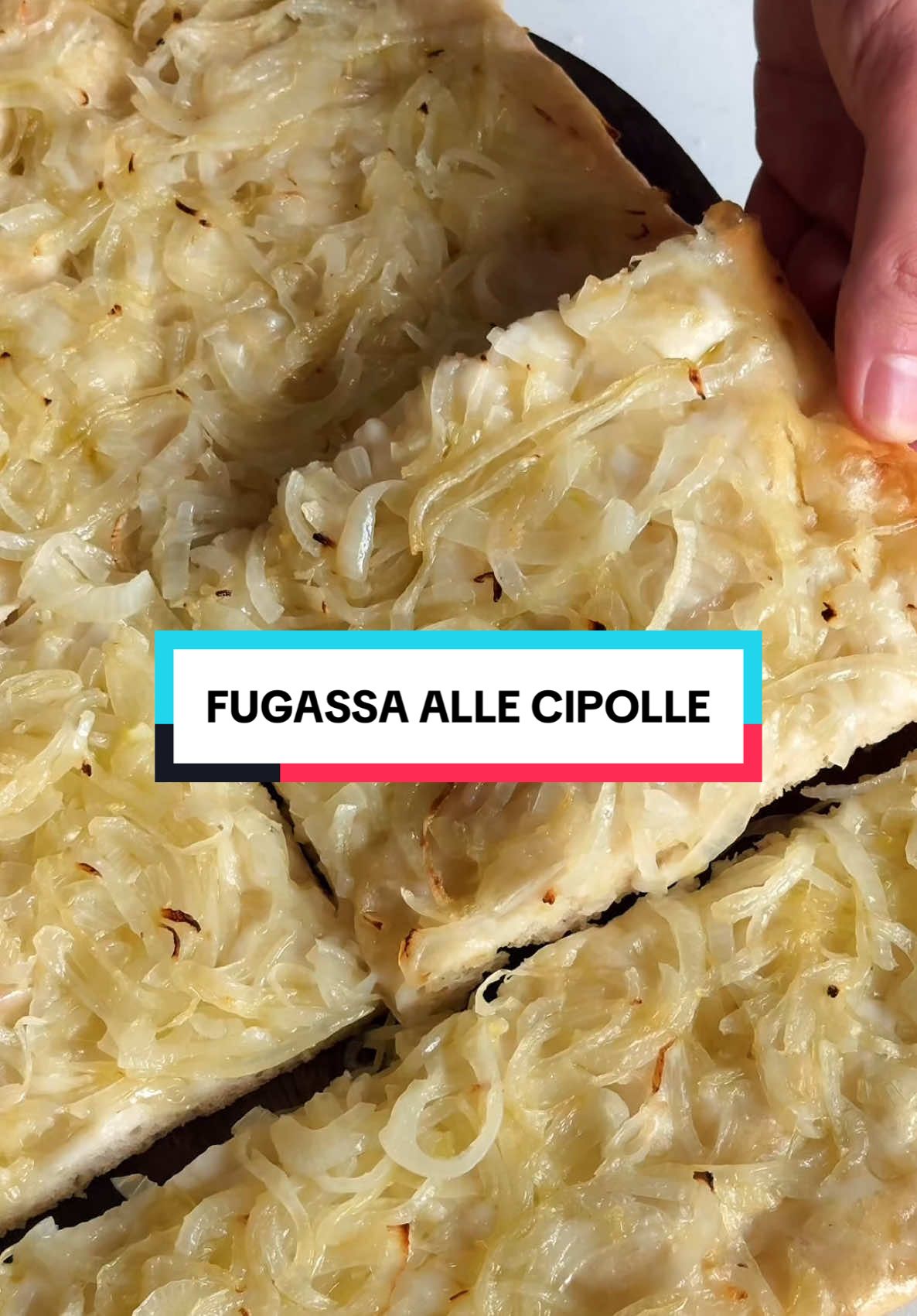 Focaccia genovese alle cipolle come quella del fornaio  Ingredienti : 370 g farina 00  220 ml acqua fredda 7 g sale 20 g olio evo 4 g malto diastasico o miele  5 g lievito di birra fresco  2 cipolle bianche  Salamoia: 50 ml acqua 25 g olio evo  3 g sale  Procedimento: Uniamo farina, lievito, miele e acqua fredda, poi impastiamo. Quando l’impasto sarà incordato aggiungiamo sale e olio e lavoriamo fino ad ottenere un impasto liscio. Terminiamo con qualche piega di rinforzo per dare struttura e forza e facciamolo lievitare due ore  in massa. Stendiamo l’impasto con l’aiuto del mattarello e trasferiamolo in una teglia oliata(30x40). Poi lasciamolo riposare coperto fino al raddoppio. Nel frattempo tagliamo finemente due cipolle bianche e inseriamole in una ciotola con acqua e due cucchiai di aceto bianco. Dopo un’oretta scoliamole e condiamole con olio e un pizzico di sale. Prima di infornare una spolverata di farina, affondiamo le dita per creare i classici buchi, versiamo la salamoia e aggiungiamo le cipolle. Ultimo riposo di mezz’ora e Inforniamo a 250 gradi alla base del forno per circa 15 minuti. Provatela e fatemi sapere! • • #cucinaitaliana #imparacontiktok  #focaccia #focacciagenovese #focaccialigure #fugassa  #lievitatichepassione