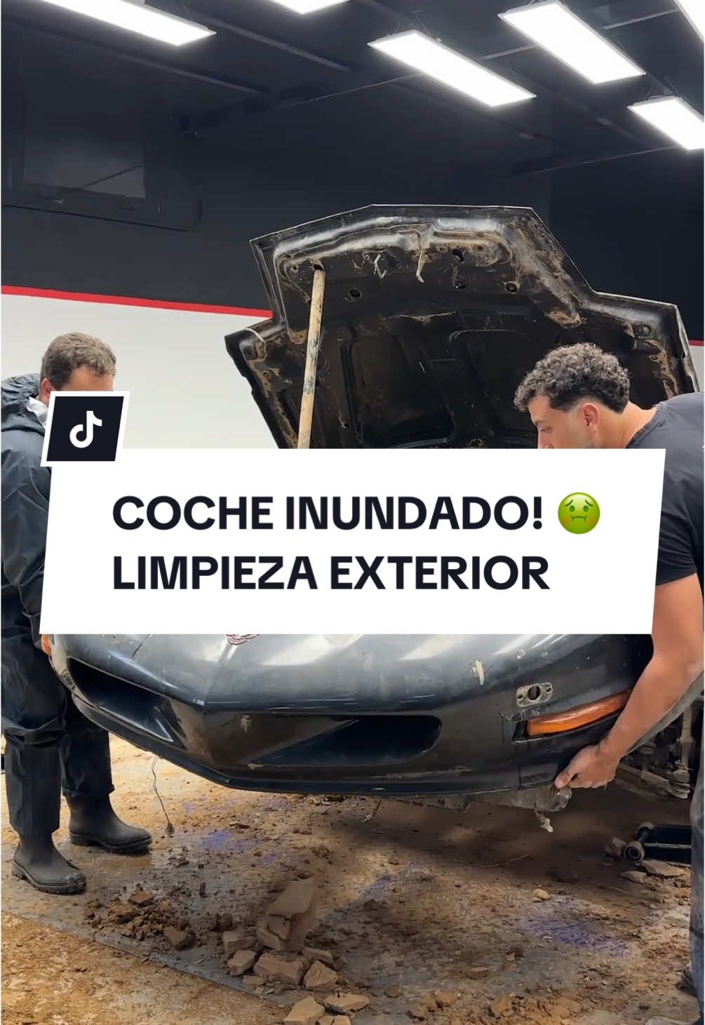 Este Pontiac se inundó hace 3 meses… 😨 Vamos a limpiarlo! ¿Seremos capaces con el interior? 🤔 #coche #inundado 