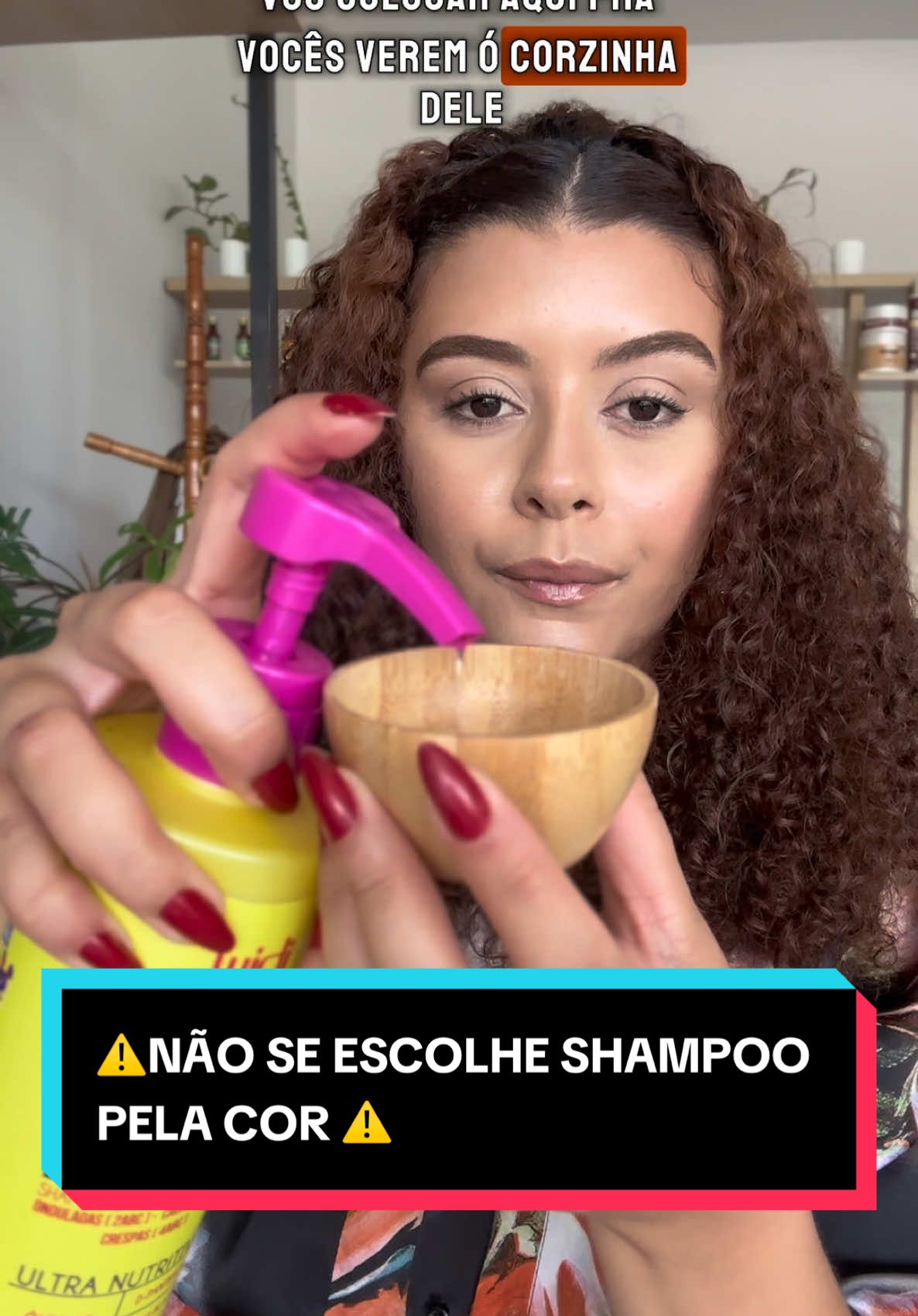 🚨NÃO SE ESCOLHE SHAMPOO PELA COR, MULHER ✨ Presta atenção nos agentes de limpeza no fim do vídeo e entenda de uma vez por todas 🤍 . . . #cachos #cabelocacheado #nopoo #lowpoo #lowpooshampoo #shampoo #cowash #sulfato #cabeloporoso #cabeloressecado 