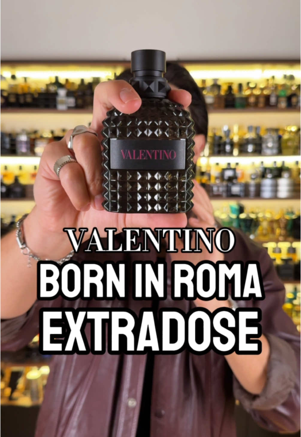 El nuevo «Born in Roma Extradose» de @Valentino.Beauty presenta cambios muy sutiles, pero podría ser el mejor de la línea ✨ . Encuéntralo en @Nuestras Fragancias 👌🏼 . . . #Perfume #Perfumes #PerfumeTikTok #PerfumeTok #Fragancias #ModaYEstilo #ModaHombre #EstiloMasculino #PerfumeHombre #ElGueyDeLosPerfumes #TikTokFashion 