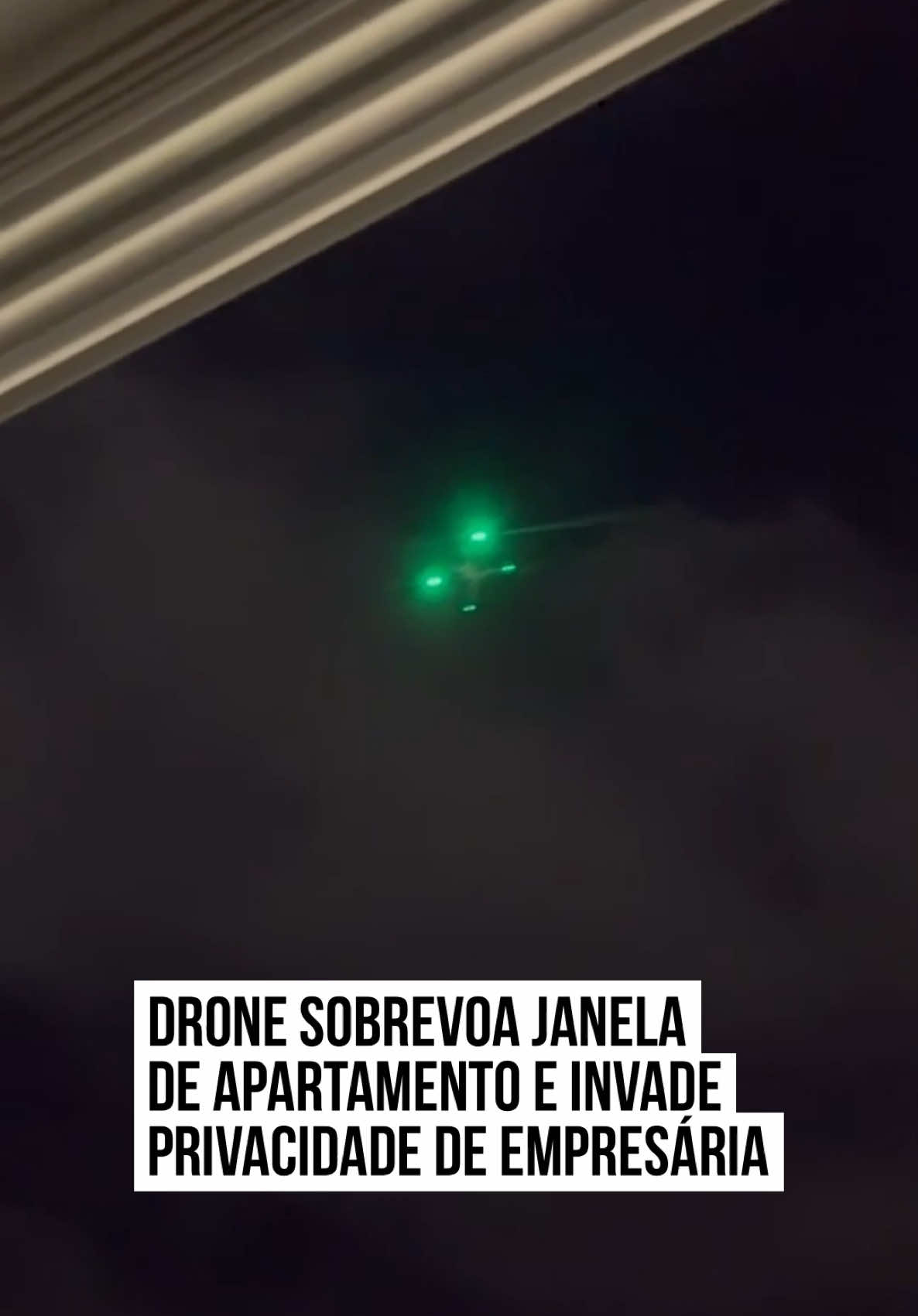 A empresária e influenciadora digital Milena Augusta da Silva, de 35 anos, registrou em vídeo um #drone a espionando pela janela do apartamento onde mora, localizado no segundo andar de um edifício no bairro #BoaVista, em São Vicente, litoral sul de #SãoPaulo. Ela revelou que ficou muito assustada e que o episódio já havia ocorrido anteriormente. Milena diz que se refrescava nua próximo da janela, em um momento íntimo, quando observou o equipamento que insistia em permanecer pairado na altura da janela. A influenciadora registrou a cena com o celular.  “Eu estava no celular, como de costume, antes de dormir, já estava sem roupas, e veio esse drone e parou na janela do meu quarto, e ficou parado. Eu levei um susto tão grande que fiquei sem reação, eu fiquei olhando pra ele e ele parado, aparentemente ‘tava’ me olhando. Foi aí que resolvi gravar a situação. Foi totalmente desconfortável, me senti invadida, um sentimento ruim. Comecei a me fazer várias perguntas: será que me conhece? Será que é algum amigo? Será que é algum vizinho?”, desabafou Milena. Ela contou que, no mês passado, passou por situação semelhante, quando um drone sobrevoou a janela do apartamento, mas por tempo menor. Agora, ela diz não se sentir mais confortável dentro da própria casa, principalmente em ficar com as janelas abertas. “Fica o alerta, porque realmente foi horrível. Estou com medo, não sei se foram me olhar porque sabem da forma que durmo, se ‘tavam’ gravando a #cena. Agora, fico com medo de sair algum vídeo ou foto minha por aí”, disse. Após certa relutância, ela decidiu registrar boletim de ocorrência na Delegacia Eletrônica. A influenciadora contou ainda que, há duas semanas, viu um homem de moto em frente ao prédio onde mora. Segundo ela, o rapaz tirou um drone da mochila e começou a filmar os prédios. “Não sei se tem alguma coisa a ver”, afirmou. Por meio de nota, a Prefeitura de São Vicente afirmou que a regulamentação dos drones é feita pela Agência Nacional de Aviação Civil (#Anac). “Em âmbito municipal, a administração informa que irá estudar possíveis medidas para coibir situações desagradáveis como essa”, disse a gestão municipal. #TikTokNotícias 📹 Reprodução