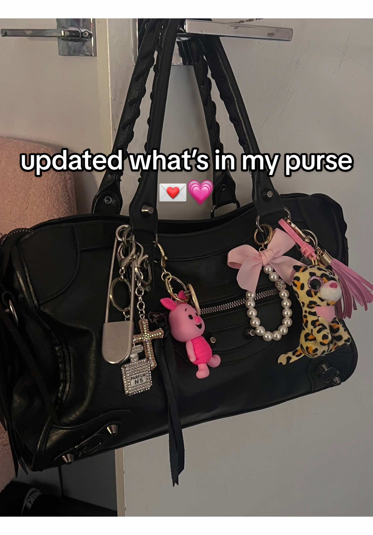 Replying to @adorbez.tez updated what’s in my purse 💌💗🎀, i love doing these videos so much but this purse is never ending 😭🫣 #whatsinmybag #whatsinmypurse #purse #pursecharms #girly #pursetok #bigpurse #fyp #fyppppppppppppppppppppppp 