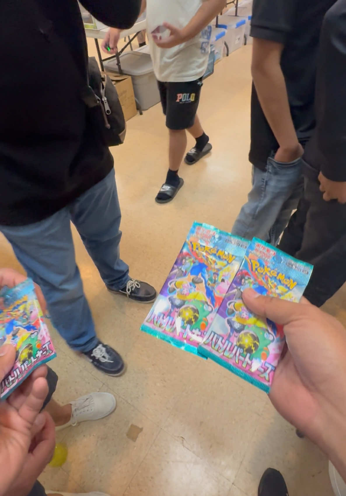 Opening a ENTIRE Pokémon Booster Box at a Card Show! INSANE PULLS! #pokemon #pokemoncards