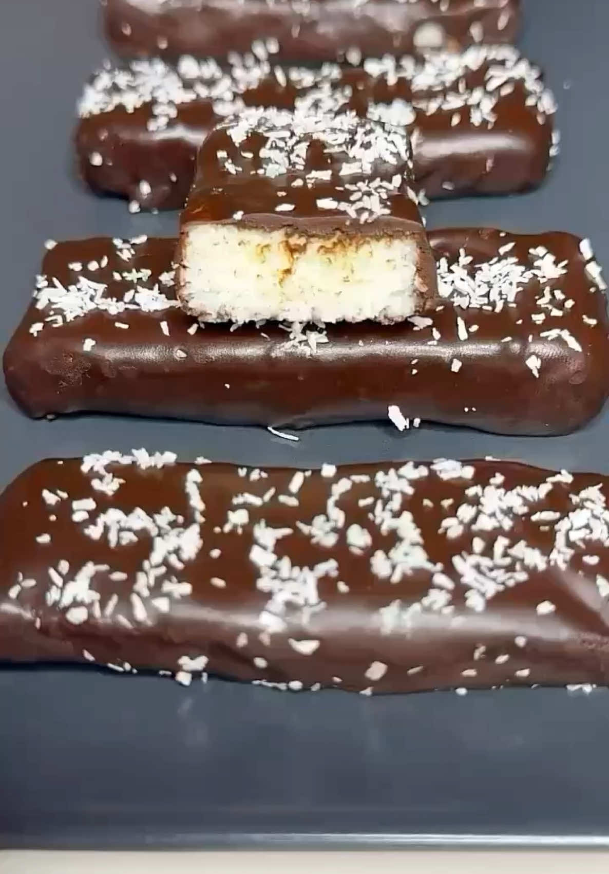 Barritas de coco. Con solo 4 ingredientes, muy fáciles de hacer y son una delicia.  La receta paso a paso y con todos los detalles esta disponible en mi canal de YouTube el enlace está en mi perfil suscríbete si aúna no lo has hecho para que no te pierdas ninguna receta nueva.  • • • #viral #tik_tok #fyp #recetas #chocolate 