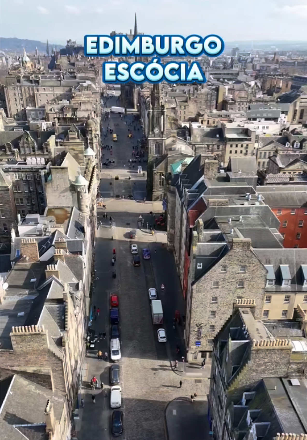 🏰 Edimburgo, a joia da Escócia 🏴󠁧󠁢󠁳󠁣󠁴󠁿 Edimburgo é uma cidade que parece ter saído de um conto de fadas. Suas ruas de paralelepípedos, castelos imponentes e construções históricas criam uma atmosfera única, repleta de mistérios e lendas. A capital escocesa é um destino perfeito para quem ama história, cultura e paisagens deslumbrantes. O Castelo de Edimburgo, localizado no topo de uma colina vulcânica, é um dos pontos mais icônicos da cidade. De lá, é possível ter uma vista espetacular da região. Outra atração imperdível é a Royal Mile, uma rua repleta de pubs, lojas de souvenires e construções medievais que levam até o Palácio de Holyroodhouse, residência oficial da rainha na Escócia. Além das atrações históricas, Edimburgo é famosa por seus festivais. O Edinburgh Festival Fringe é o maior festival de artes do mundo, trazendo espetáculos de teatro, comédia e música para todos os gostos. Já o Hogmanay, a celebração de Ano Novo escocesa, transforma a cidade em um grande palco de festas e queimas de fogos. E para os amantes de histórias sobrenaturais, a cidade também tem seus segredos. Os becos estreitos e as antigas construções escondem relatos de fantasmas e lendas que atraem visitantes corajosos para passeios assombrados à noite. Quem aí já visitou Edimburgo ou tem vontade de conhecer? Marque alguém que embarcaria nessa viagem com você e não esqueça de curtir para fortalecer! ✈️🔥 #Edimburgo #Escócia #ViagemDosSonhos #Europa #História #CasteloDeEdimburgo #DestinoImperdível #ViajarPeloMapa