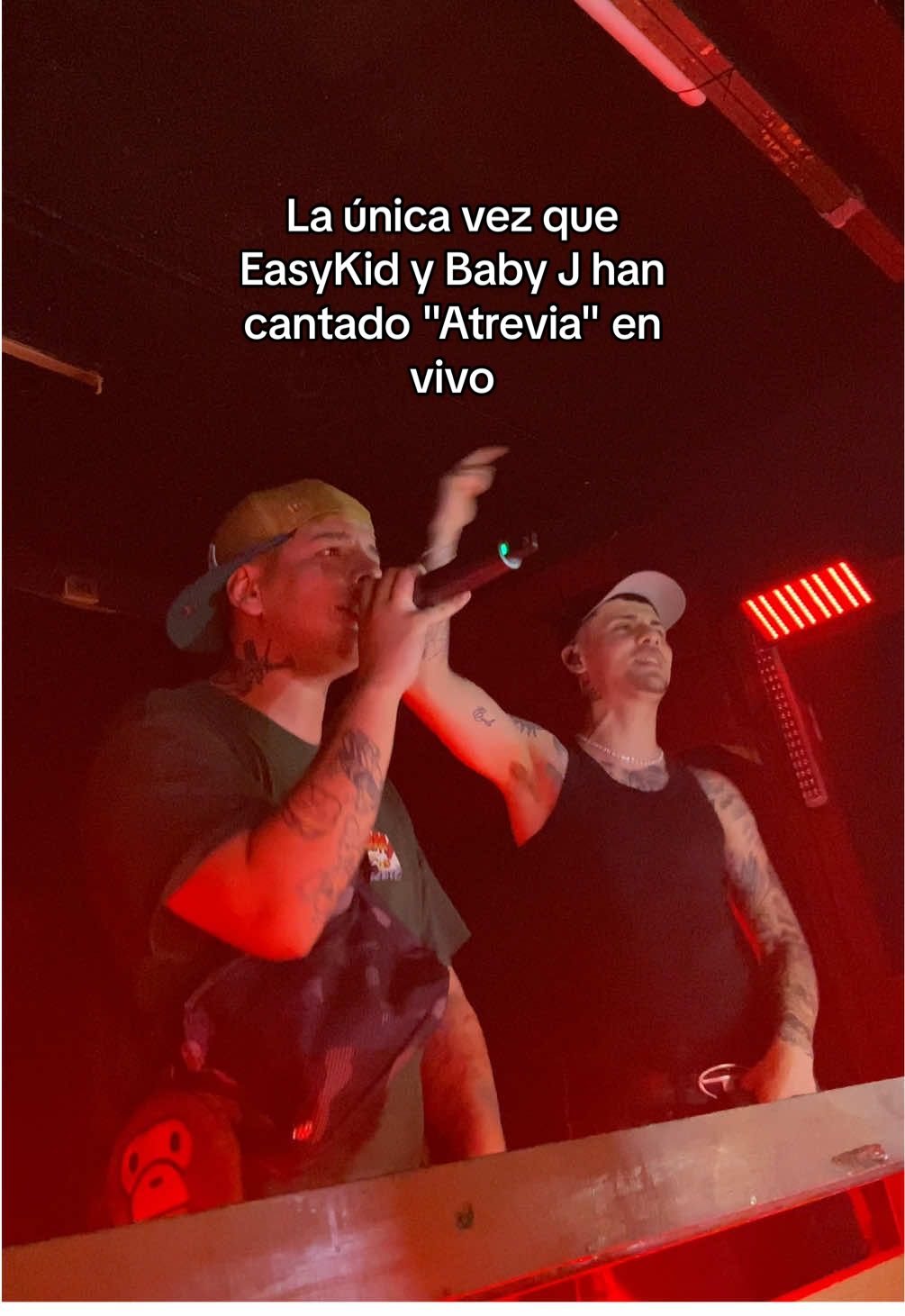 Hablemos de historia 😮‍💨 Por allá en 2022 durante un show en un bar under de Conce, Easykid invitó a Baby J (quien se encontraba de casualidad en la ciudad) a cantar una de las canciones mas icónicas de la escena chilena, 