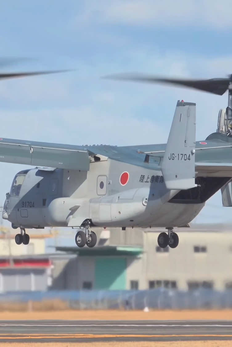 Watch as a colossal V-22 Osprey powering up…I bet many of you still can’t fully grasp its immense size and magnificence. A true masterpiece of Military Engineering…#aviation #trending #tiktokusa 