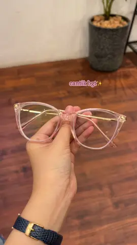 Ihiy ada yang cakep lewat nih👀 #fyp #fypシ゚ #kacamatacateye #wibgajian #belilokal #kacamataminus #kacamataphotocromic #kacamatabluecromic #kacamatamurah #kacamatawanita 