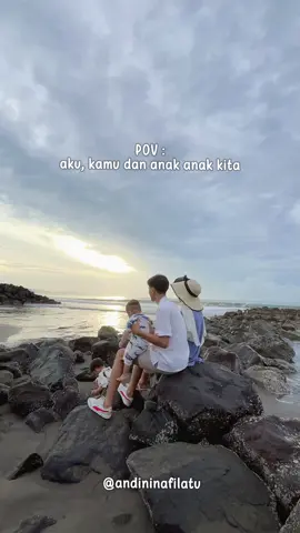 Ke pantai bawa 2 anak seru juga #pantai #mantai #keluargabahagia #keluarga #keluargakecil #family #familytime #ootdpantai #pantaivibes 