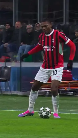 Wait for the nutmeg😉#rafaelleao #acmilan #serieA 