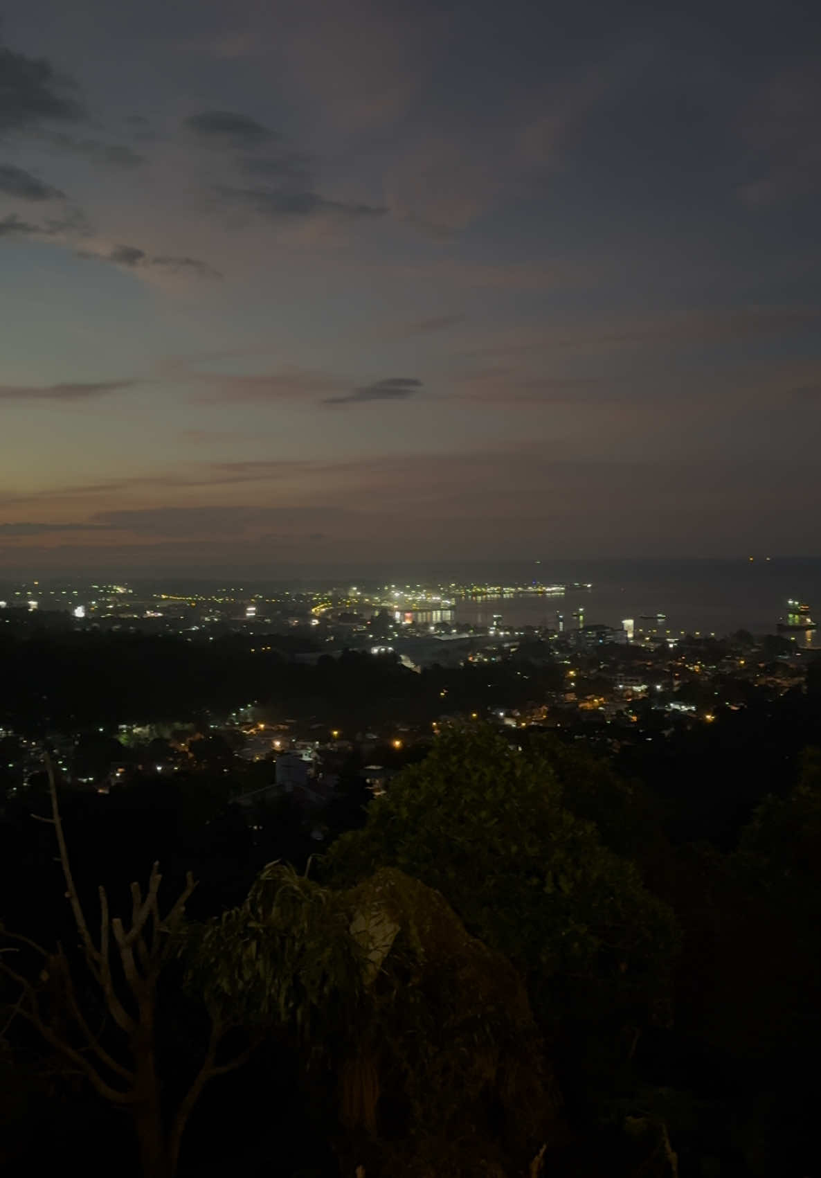 City lights + good food + good company = heaven 🍃  📍Camhills Café located at Barangay Gusa, Cagayan de Oro City #overlooking #citylights #cdo #cagayandeorocity🇵🇭 #fyp #foryou 