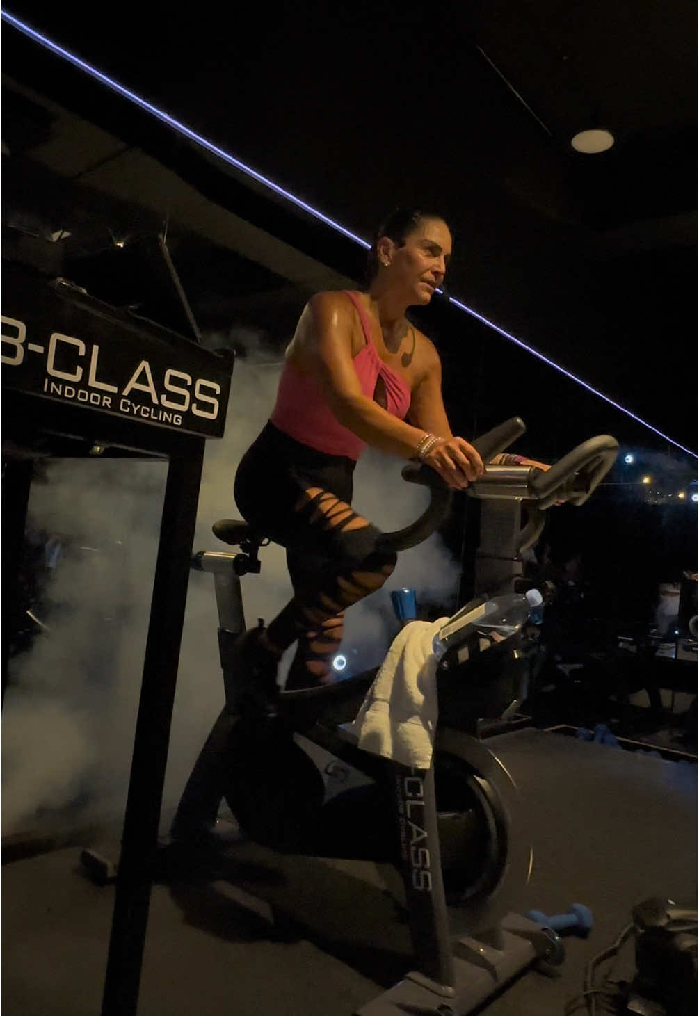 Un poco de nuestro theme ride de ROCK EN ESPAÑOL ⚡️🎸🔥 Nuestros riders lo dieron TODO 🙌🏻 Encuentranos en 👇🏻 📍Av Primavera 770 - Chacarilla 📍Av Santa Cruz 814 - Miraflores . . #indoorcycling #lima #bclass #peru #strenght 