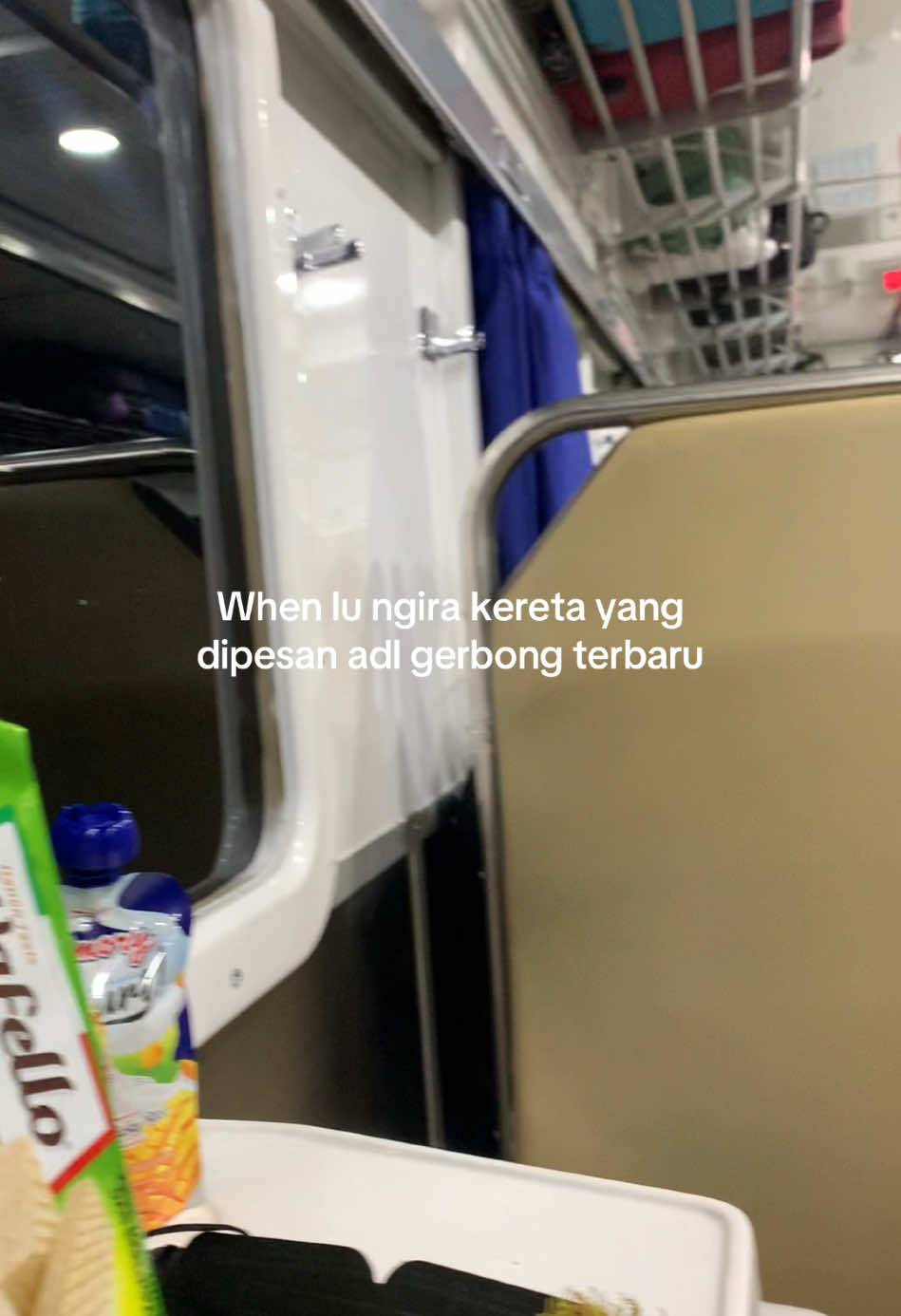 Ternyata tegak lurus paripurna😩  Fyi ini KA Tambahan ya guys ya tapi oke kok luas ngga desak2an, toilet luas, dan anak jadi bisa tidur selonjor kalo sepi✨ #KAI #keretaapiindonesia 