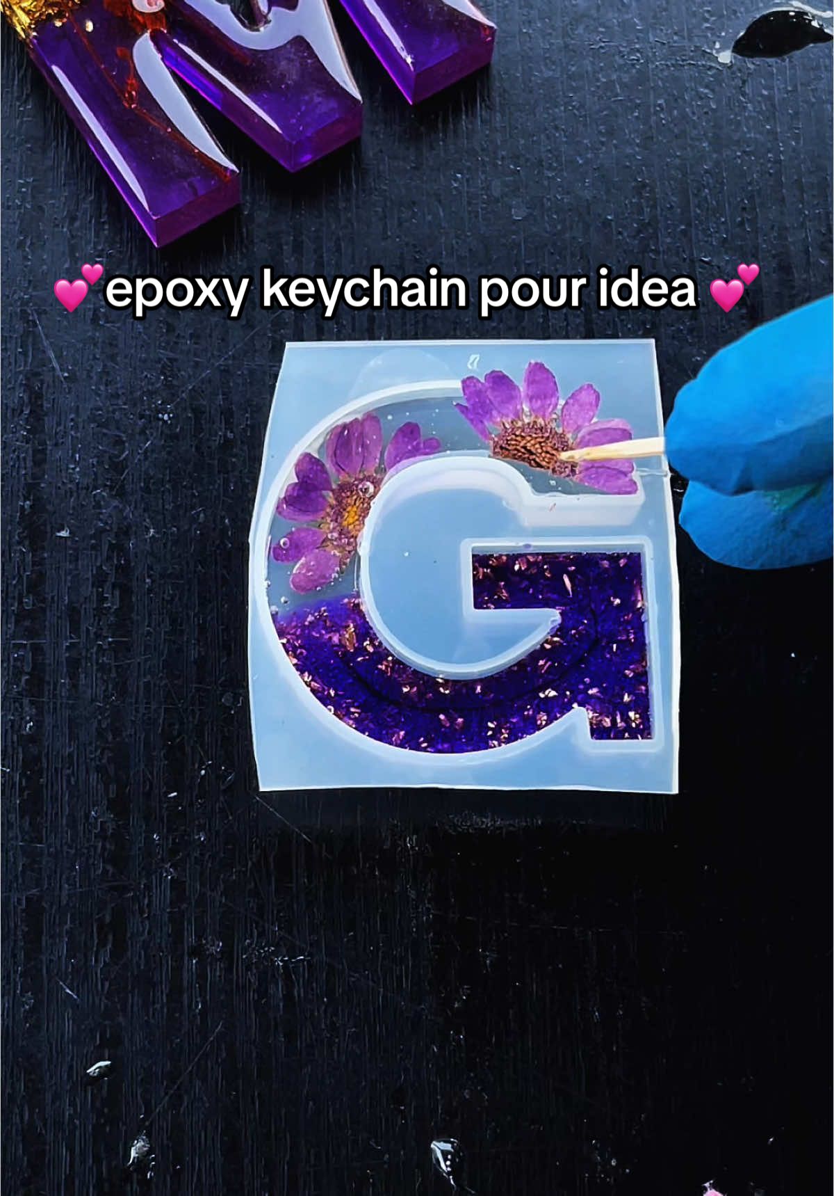🌸 resin keychain pour idea ✨ resin crafts #whattowatch #resinart #DIY #fyp #resinartist #resinkeychains #creatorsearchinsights #resina #epoxy #satisfyingvideos 