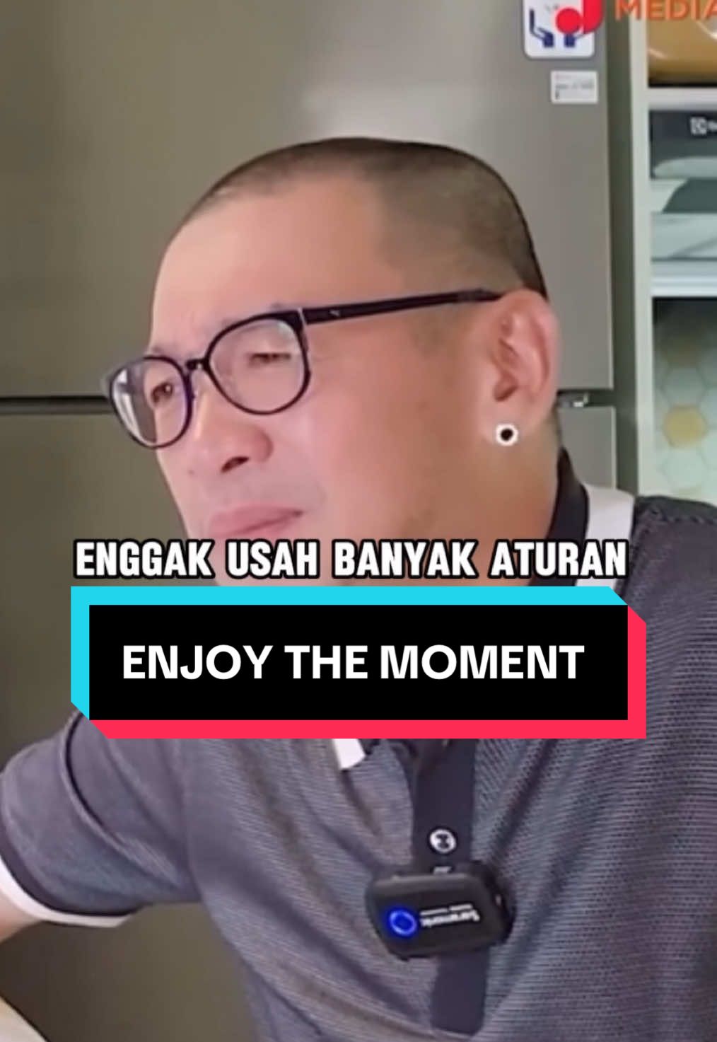 realistis aja. #coachjustin #justin #katakata #statuswa #motivasihidup #quotes #sadvibes #fypage #fyp #fypシ #hidup #enjoythemoment 