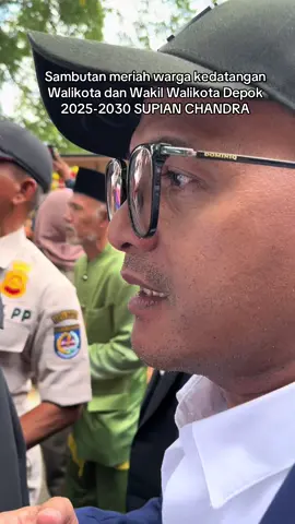 Alhamdulillah biarpun harus berdesak-desakan mendampingi SUPIAN CHANDRA tapi bersyukur dan bahagia melihat warga Depok antusias menyambut pemimpin barunya 🥳 Salam, HENDRA DIMUN Ketua Relawan Supian Chandra. #supiansuri #supianchandra #walikota #depok #fyp #depokviral 