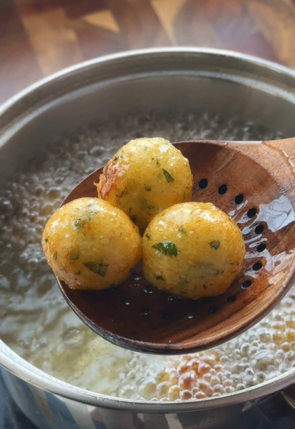 ЕСЛИ НАДОЕЛ КАРТОФЕЛЬ ФРИ, ПРИГОТОВЬТЕ ЭТУ НЕОБЫЧНУЮ ЗАКУСКУ 🥔 ⠀ Ингредиенты: 3 средних картофеля 2 ст.л. кукурузного крахмала Соль и черный перец по вкусу 1 ч.л. любой универсальной приправы Петрушка ⠀ Приятного аппетита! 