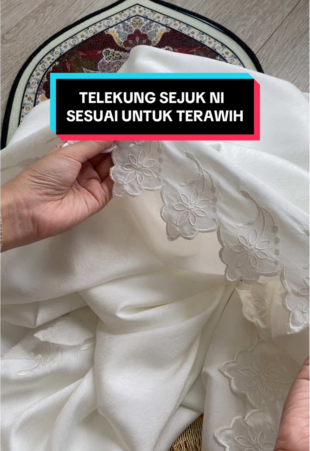 solat terawih kalini mesti ramai & excited kan. Tapi korang dah ada pemilihan telekung yang lebih selesa ke untuk solat ramai ramai nanti ? Kalau belum, jom dapatkan Telekung Marwah ni, jenis material lembut & flowy tau bila pakai🥰 Tekan beg kuning sekarang untuk dapatkan👇🏻 #zaraawliya #telekungzaraawliya #telekungcantik #solat #telekungringan #telekunggiftset #telekungsejuk #telekungterawih