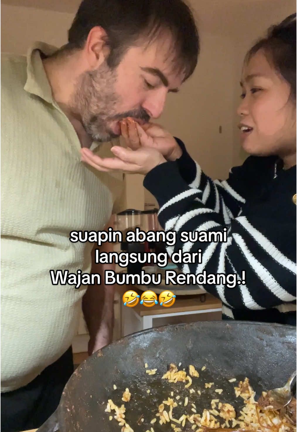 dan aku yakin, sebenarnya ini wajan sudah dijostep abang.!🤣 . . #rendang #marriedlife #fyp #batak #bule #bataktiktok #indonesia #husbandwife #masakanindonesia 