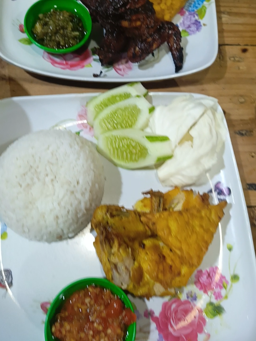 Hujan sambil nunggu buka Puasa kita makan Ayam goreng lagi gess..  lokasi ayat penyet edun Ciomas laladon #prankstatus #mentahanvideo #mentahan  #ayamgoreng #kulinertiktok #fypp 